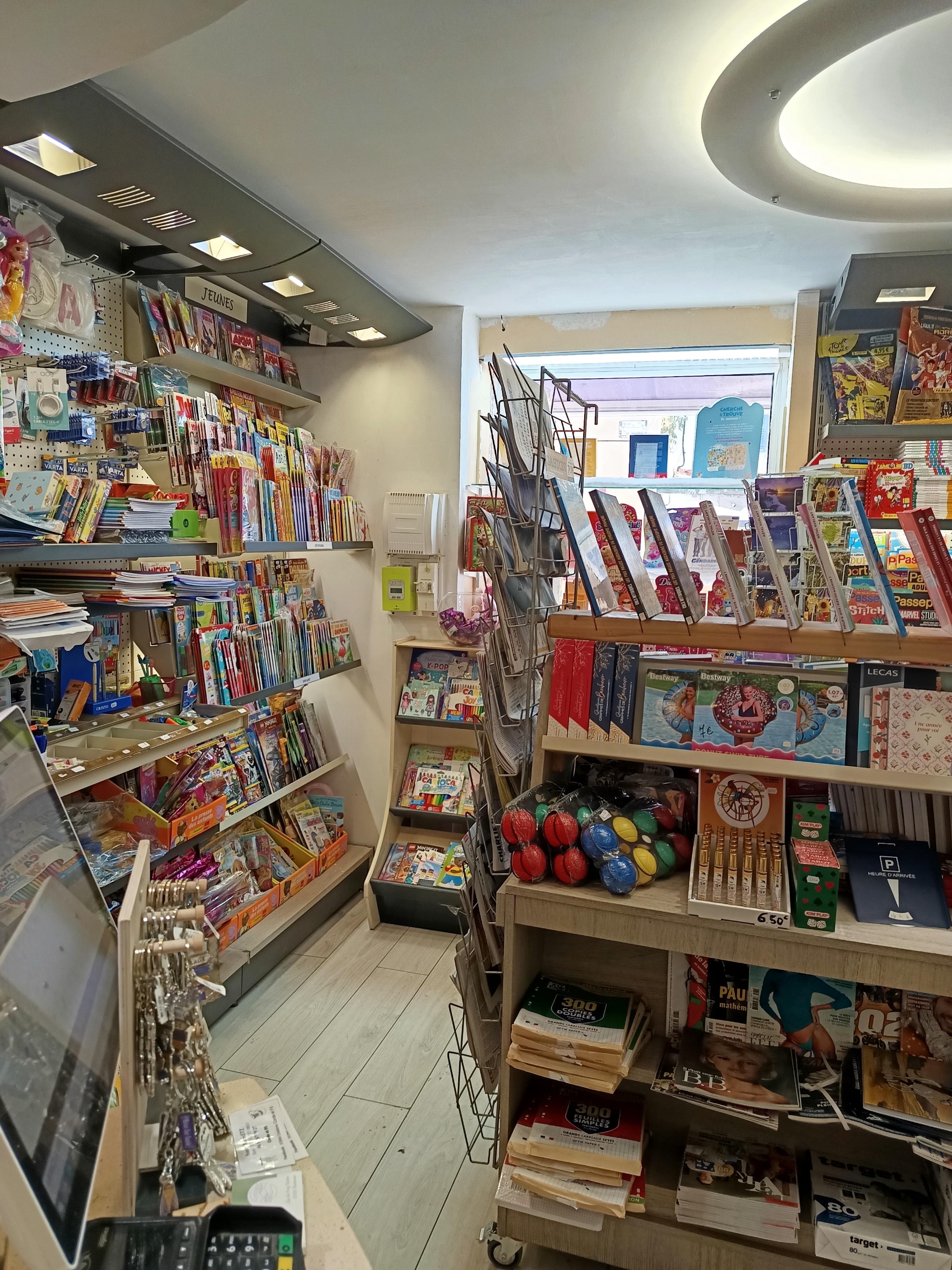 Presse – Librairie – Papeterie à céder, au coeur du var.

À vendre pour raison de santé : fonds de commerce d'une presse-librairie-papeterie installée au 24 rue F. Montenard, à Besse-sur-Issole, village dynamique de 3 100 habitants avec collège, au cœur du Massif des Maures.

**Un commerce vivant et ancré localement**
Depuis son ouverture en janvier 2025, la boutique s'est imposée comme un lieu de vie incontournable : presse quotidienne et magazines, librairie en dépôt-vente, papeterie, et un large choix de souvenirs et cadeaux touristiques. Le village bénéficie d'une fréquentation touristique qui apporte un complément d'activité appréciable en saison.

**Un vrai concept d'animation culturelle**
Au-delà de la vente, ce commerce a développé une identité forte grâce à une programmation d'événements réguliers : dédicaces d'auteurs, soirées ciné-dédicace en partenariat avec le Cinéma Le Marilyn, ateliers créatifs pour tous les âges pendant les vacances scolaires, partenariats avec des associations et créateurs locaux. Une clientèle fidèle s'est construite autour de cette dimension culturelle et conviviale.

**Un réseau de partenaires solides**
Relations établies avec des fournisseurs presse et souvenirs fiables, un réseau d'auteurs et d'illustrateurs partenaires, et une bonne implantation dans le tissu associatif local.

**Infos pratiques**
- Loyer mensuel : 253 €
- SIRET : 908 134 695 00026

**Une opportunité pour un nouveau projet**
Ce fonds offre une base commerciale saine dans un village où la structure économique reste stable, avec un potentiel de développement pour qui souhaite poursuivre l'activité telle quelle ou lui donner une orientation complémentaire (tiers-lieu, activité pédagogique, extension de l'offre culturelle...).