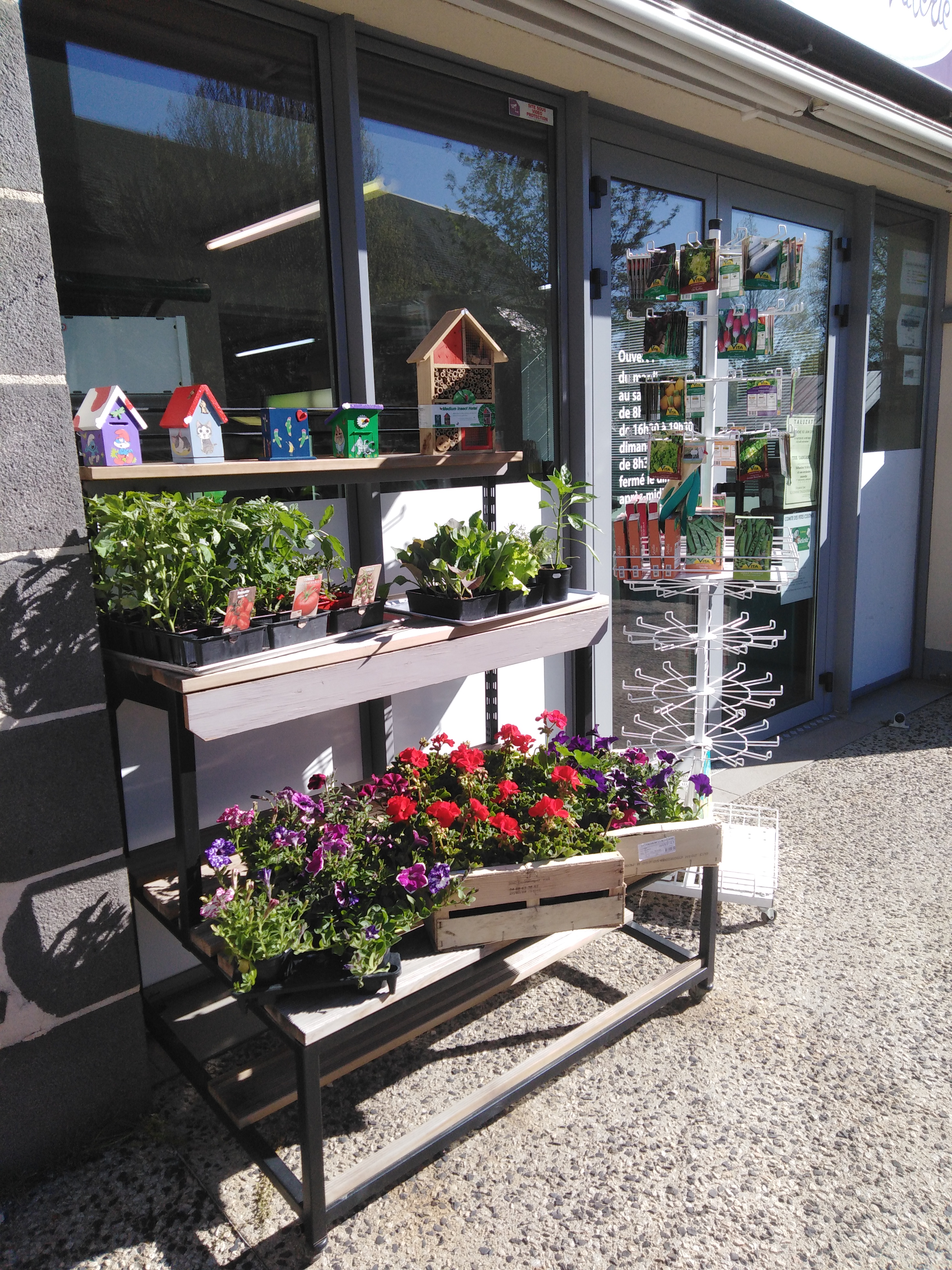 A vendre épicerie dans un village à 1000 m d'altitude.
Tournées aux alentours.