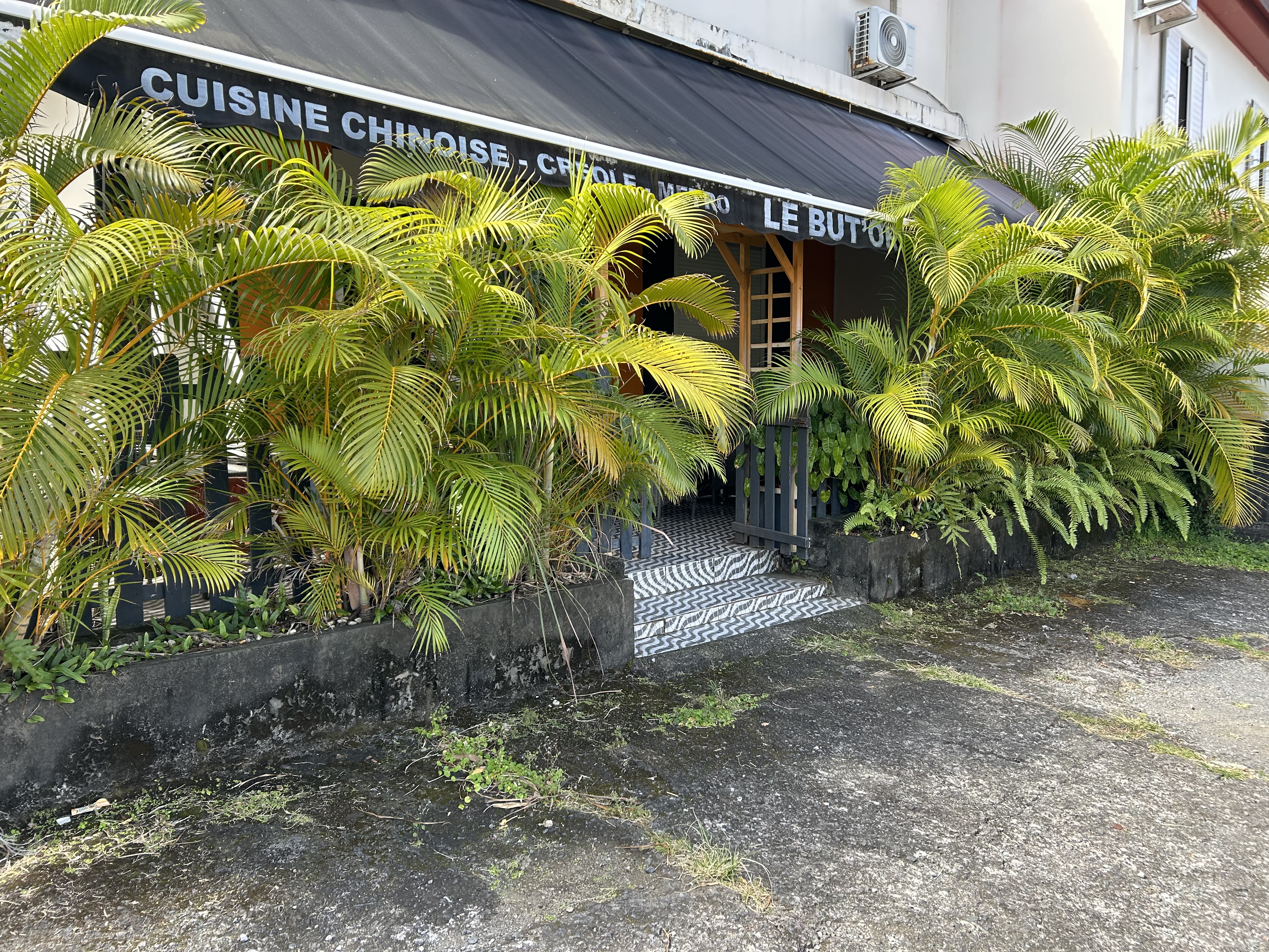CAUSE DEPART - Vend murs + fonds de commerce (actuellement restaurant mais possibilité tout commerces) + appartement situé à Saint-Benoît Île de la Réunion, une ville en pleine expansion.

Restaurant de cuisine traditionnelle chinoise et française, clientèle fidèle. 14 places assises en terrasses, 17 places assises en salle, 2 WC, 1 bar, 1 cuisine totalement équipée (3 congélateurs, 1 four, 2 fours à micro-ondes, 1 cave à vin, 3 réfrigérateurs, 1 machine à congeler). Salle climatisée, et parking pouvant accueillir min. 6 véhicules.

Habitation à l'étage, 1 WC, 1 salle de bain (baignoire) séparée, 1 séjour climatisée, 1 cuisine, 2 chambres climatisées, 1 balcon.