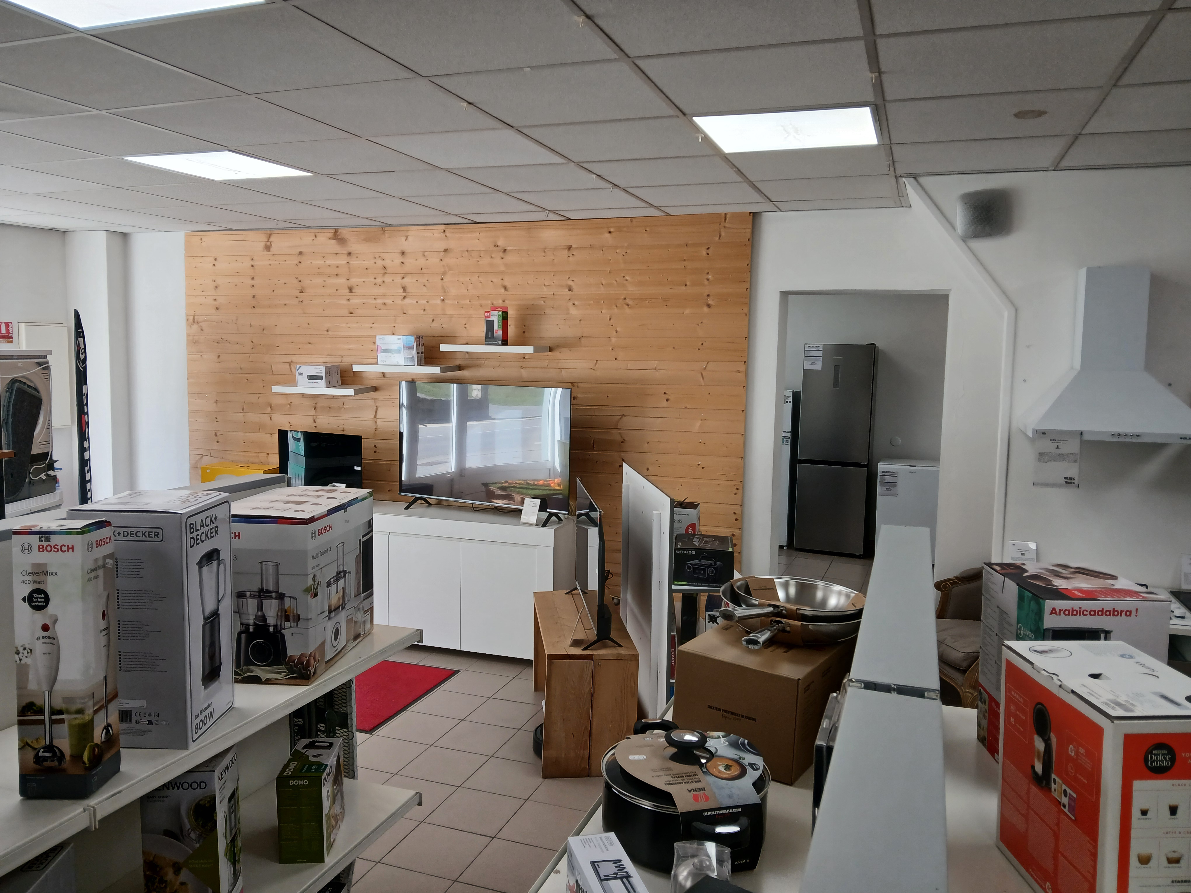 Fond de commerce d'un magasin de vente, dépannage et livraison d'équipement de la maison (électroménager, petit ménager, tv, hi-fi, literie) à vendre.  Service d'installation et dépannage d'antenne (hertzien / satellite) chez les particuliers et dans les copropriétés.

Grand magasin d'environ 160m² tout équipé, grand garage attenant, équipement complet pour les interventions et un véhicule utilitaire. Magasin travaillant sur un large secteur jusqu'à 1h de route (Station de Ski, Foux d'Allos, Valberg, Haut Verdon, Castellane...)

Stock possible en supplément. 

Possibilité de vente de maison récente dans un village voisin.
