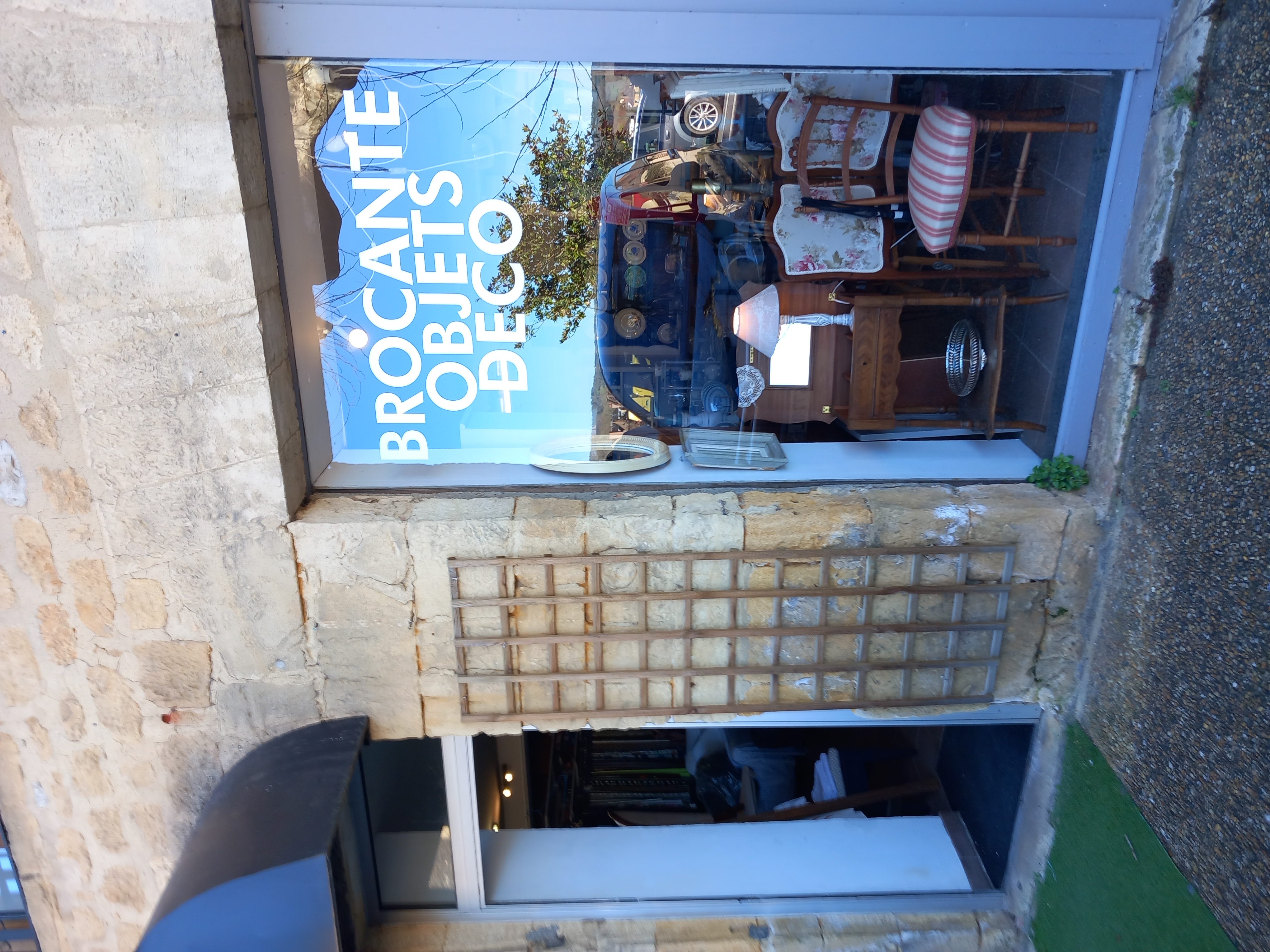 Fond de Commerce de tapissier décorateur et brocante, installé à la même adresse depuis 30 ans dans la jolie petit ville de gourdon dans le lot où il y fait bon vivre. 
Boutique de 50 m2 avec deux belles vitrines,  places de parking devant les vitrines et un grand parking à  20 m, très pratique pour y charger ou décharger les fauteuils ou autres objets.