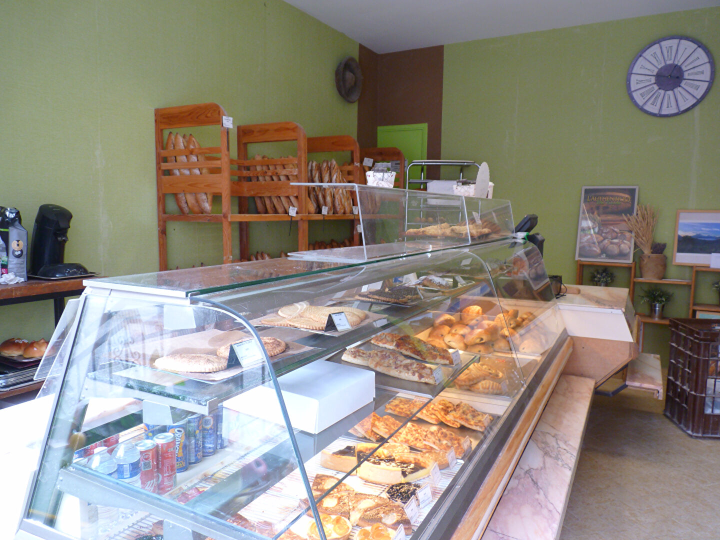 15 000€ le pas de porte ou 179 000€ pour les murs de cette boulangerie venant juste de cesser son activité, c'est ce que nous proposons à toute personne souhaitant trouver un juste équilibre entre qualité de vie et activité professionnelle. idealement située au coeur du village de Corps en bordure de la Route Napoléon avec parking a proximité et un vaste logement T5 au dessus. Le fournil est en partie équipée, le rachat de quelques éléments sera à prévoir. La commune est dotée d'une maison médicale avec 2 médecins, 2 kinés, 2 inirmières, une pharmace, une boucherie, une épicerie, un salon de coiffure, staion service, garagiste, une école maternelle et primaire, un ramassage scolaire pour le collège et le lycée,un village vacance conséquent. 
Le premier boulanger ce situé à 15km, la demande locale est importante et l'activité touristique aussi, de quoi réaliser un investissement sûr et rentable pour qui voudra s'en donner la peine.
pour plus d'information merci de vous rapprocher de notre conseiller en charge de cette affaire Monsieur Franck Tissot au zéro six vingt deux zéro quatre vingt neuf cinquante sept.