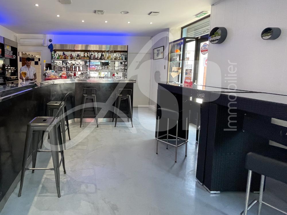 RESTAURANT/BAR à vendre, situé au pied du Vercors (Gorges du Nan), à 30 min de Grenoble et 30 min de Valence.

Fonds de commerce : restaurant composé d'une salle (30 couverts).  La cuisine est lumineuse et elle est équipée de matériels récents et performants.
Bar : équipé, avec Licence IV et sans aucun contrat.
Clientèle locales, ouvrière et touristique (vélos, motos, randonneurs, canyoning,..)
Terrasse recevant jusqu'à une trentaine de couverts.
Grand parking à proximité.
Possibilité de reprendre la société clefs en mains.

Appartement de type T5  au dessus du restaurant (possibilité de location ou d'achat).

Si vous êtes intéressé(e) ou souhaitez plus d’informations ainsi que des photos, n’hésitez pas à nous contacter par téléphone ou par email.