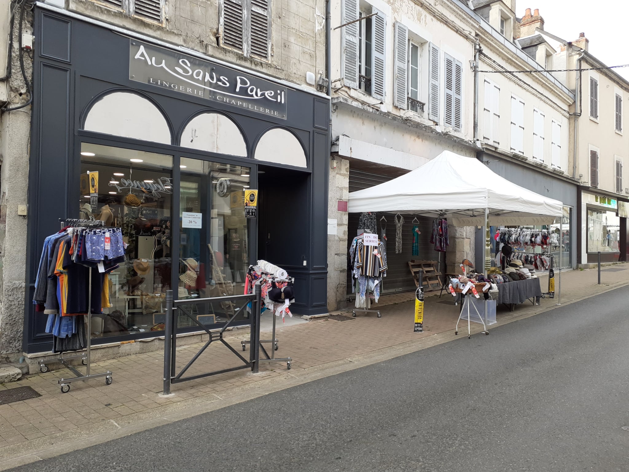💼 À vendre – Fonds de commerce lingerie, chapellerie et accessoires
Situé à Cosne-sur-Loire (Nord Nivernais – 180 km au sud de Paris)
Belle opportunité à saisir !
Commerce historique implanté au cœur de la ville, bénéficiant d’un emplacement n°1 et d’une excellente visibilité.
✨ Caractéristiques du commerce
Activité : Lingerie, chapellerie et accessoires
Superficie : 100 m² (local refait à neuf il y a 4 ans)
Loyer attractif : 800 € / mois
Accessibilité PMR, alarme, télésurveillance et caméras
Zone de chalandise : environ 60 000 habitants, couvrant 4 départements
💰 Conditions de cession
Fonds de commerce : 40 000 €
Aménagement : 15 000 €
Stock : à définir selon période
🏷️ Atouts
Enseigne locale réputée depuis 1903
29 ans d’ancienneté pour l’actuelle gérante
Clientèle fidèle et régulière
Possibilité d’accompagnement personnalisé à la reprise pour une transmission en douceur
📞 Prise de contact et échanges facilités — je reste à l’écoute de vos questions et propositions.
Un dossier complet peut être transmis sur demande.