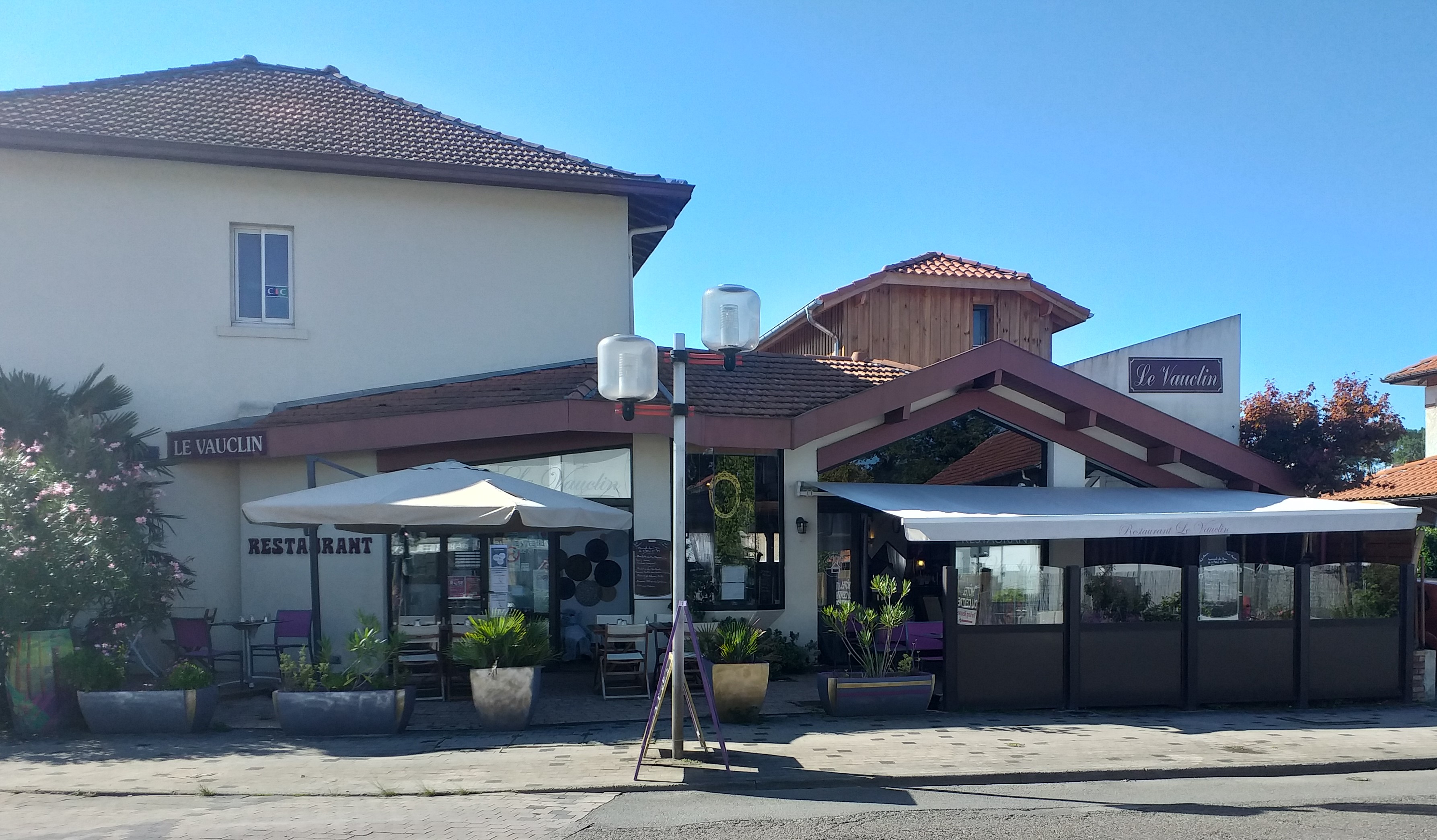 Au centre d'un charmant bourg de plus de 7000 habitants, dans les Landes, à 6 km des plages. Parking à proximité, proches de tous commerces. Emplacement n°1
Fond de commerce de restaurant traditionnel.  Style landais, Très lumineux.
Une salle de 35 couverts à l'intérieur, une terrasse privative  de 35 couverts. Cuisine indépendante ainsi que 2 réserves. 
Faible loyer
Idéal pour un couple
Vente cause retraite.