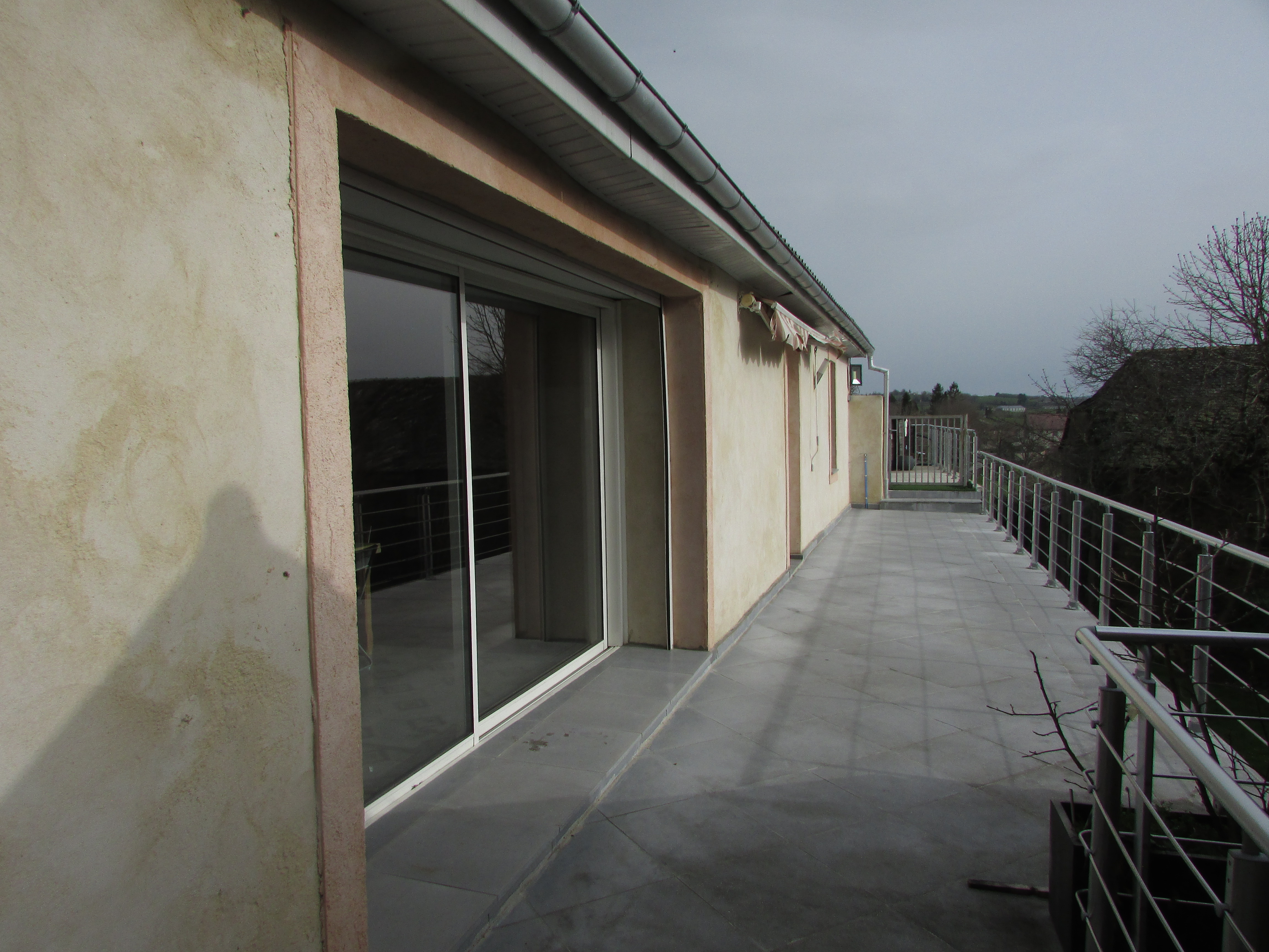 La Mairie de la Salvetat-Peyralès loue une Boulangerie-pâtisserie d'une surface de 240 m2 pourvue d'un bel espace de vente lumineux. Ce commerce est situé au cœur d’un village de 1000 habitants, entre Rodez et Albi. La commune est à 2h30 de Montpellier et 1h30 de Toulouse. Le commerce est disponible à partir d’avril 2025.
Le laboratoire est tout équipé, fonctionnel et de plain-pied avec des équipements récents. Un logement de 100 m2 (3 chambres) avec terrasse est disponible au-dessus de la boulangerie.  Le loyer mensuel du bâtiment avec l’appartement est de 1050 €. Pas d’achat de fonds de commerce à l’entrée. 
Le village dispose de tous les services et commerces de base : école maternelle et primaire, centre médical (kiné, dentiste, médecins, infirmière, podologue), pharmacie, vétérinaire, station-service, 2 bars restaurant, épicerie, coiffeur, esthéticienne, garage automobile, nombreux artisans. La vie associative est également très dynamique. La commune est en zone  France ruralités revitalisation (exonération fiscale).