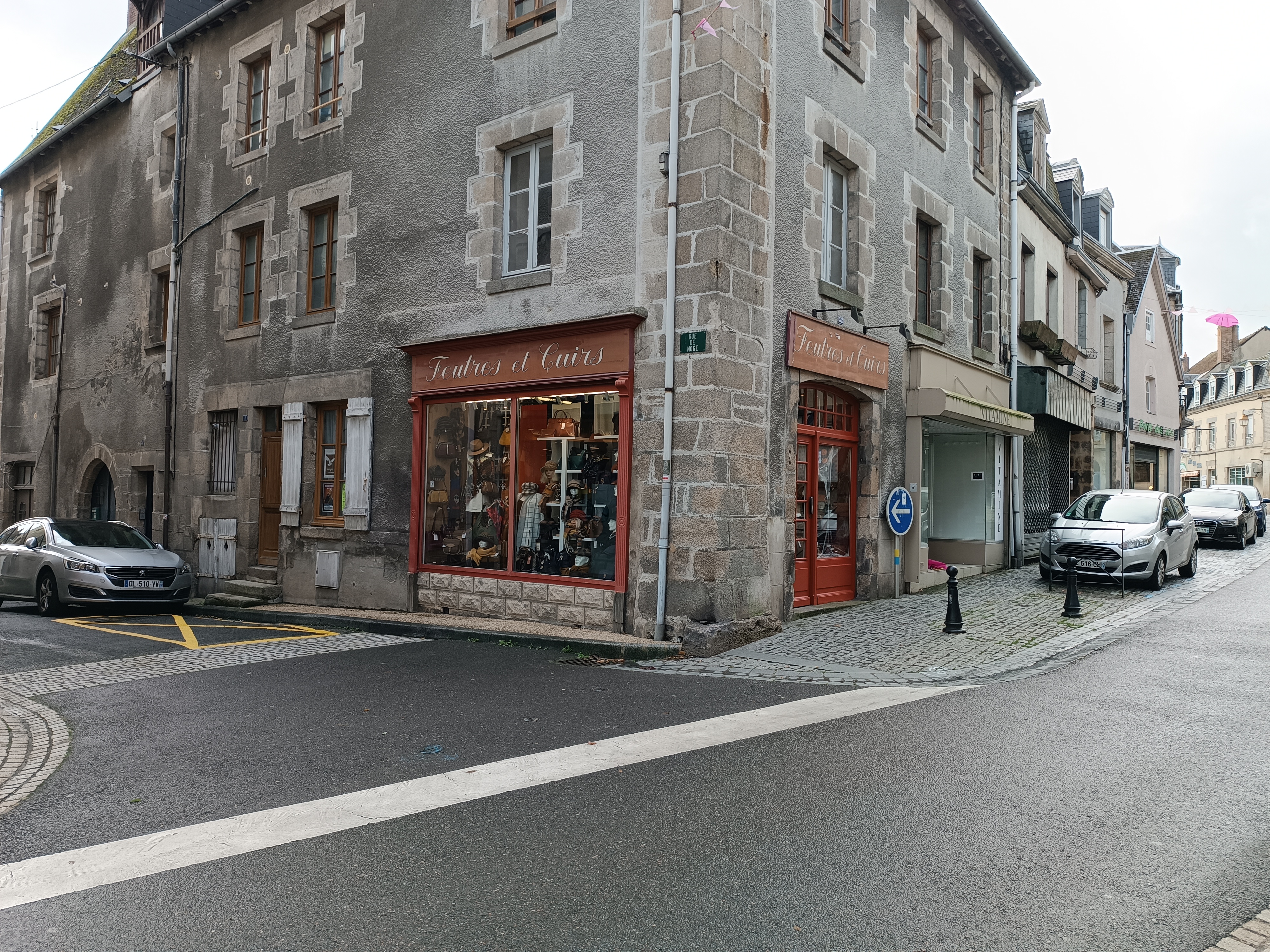 Chapellerie, Maroquinerie à reprendre pour cause retraite.
Bien située dans la rue principale commerçante de La Souterraine à 20 mètres de la Porte St Jean, porte fortifiée. La rue est à sens unique avec des parkings à proximité.
Petite boutique implantée depuis plusieurs décennies, une institution à La Souterraine. Clientèle locale, fidèle, masculine et féminine.
Le local professionnel est composé d’un espace de vente de 25.5m2 avec 2 grandes vitrines et d’une réserve de stockage de 24m2. Toilettes.
Petite boutique idéale pour personne seule, pas de salarié à reprendre, dans un cadre de vie agréable avec tous les services. La ville de la souterraine dispose de 136 associations culturelles, sociales et sportives qui animent l’ensemble du territoire et est dotée du label « Village Etape » indispensable pour le passage touristique.   
Le prix de vente du fond est à débattre. Les propositions sérieuses seront étudiées.
Les exercices comptables peuvent être demandés à la Chambre de Commerce et d’Industrie de la Creuse. Site Transentreprise.
Important : La ville de La Souterraine a lancé depuis 2019, un dispositif d’aide aux loyers pour les commerçants qui s’installent ou qui souhaitent reprendre une activité. Ces aides prévoient la prise en charge de la moitié du loyer du local commercial, dans la limite de 250€/mois, pendant trois ans.