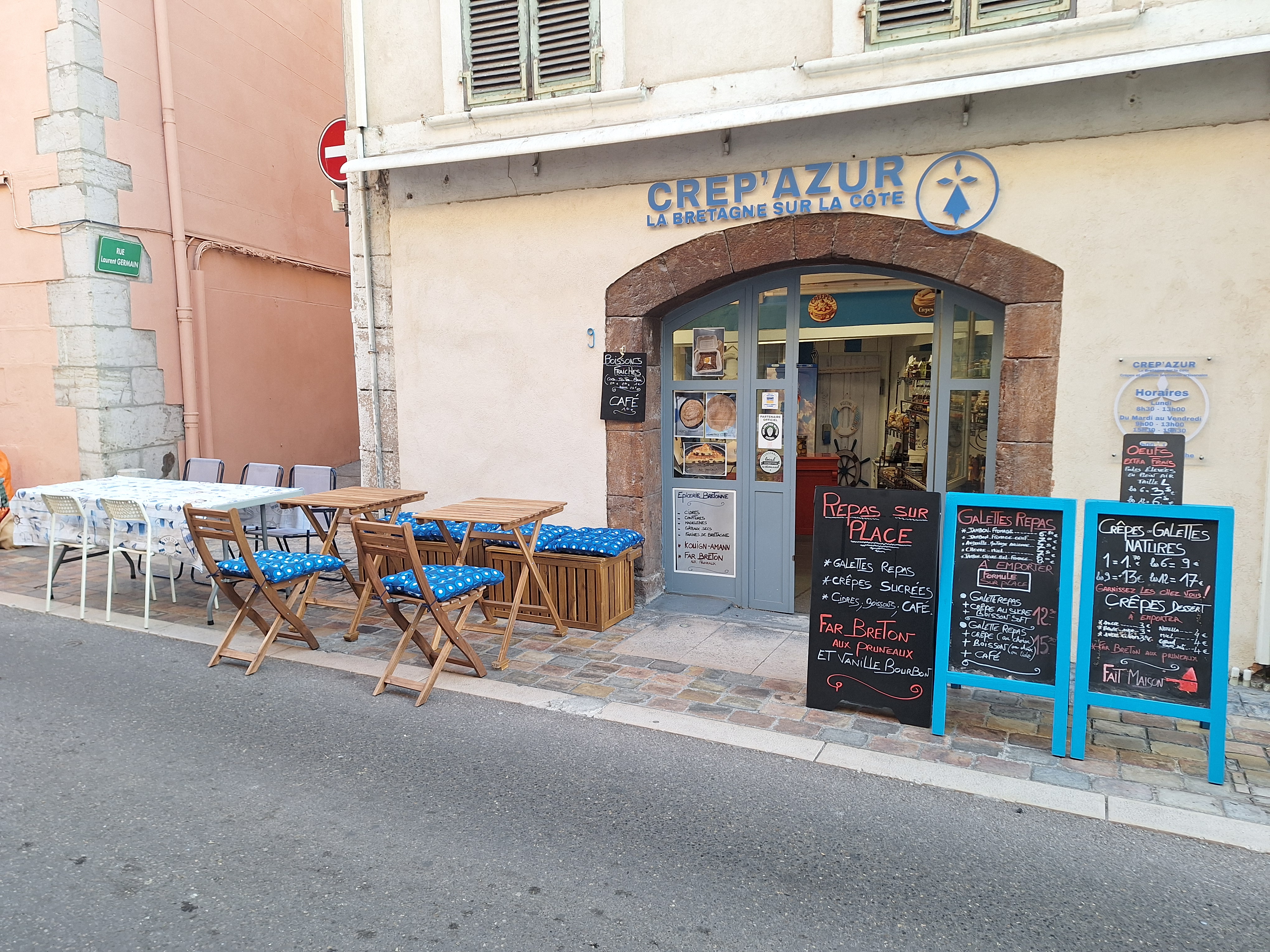 Ventes crepes galettes bretonnes,sur place ou a emporter,epicerie,
Local refait a neuf interieur exterieur
Tableau et electricite neufs,chambre froide,clim,
Dans rue tres commercante.
Emplacement n1