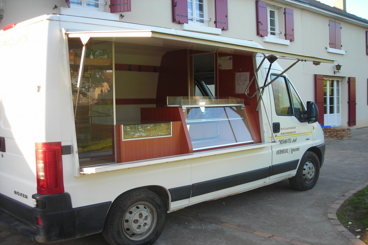 A vendre Sud de l?Indre, Pays de La Châtre en Berry, fonds artisanal de boulangerie-pâtisserie-petite épicerie CA 195 000 ?. Bel emplacement commercial pour cette unique boulangerie de la commune, implantée sur un axe passager, à proximité d?une école et disposant d?un parking gratuit juste en face. Vente en boutique et tournées (camion aménagé magasin avec vitrine). Clientèle fidèle composée principalement de particuliers et comités des fêtes, dépôts de pain et cantines scolaires. Effectifs : gérant + 1 ouvrier boulanger + 2 vendeuses à temps partiel. Bail commercial en cours. Les locaux professionnels disposent d?un magasin de 35 m2 + un laboratoire boulangerie de 45 m2 + un laboratoire de pâtisserie de 40 m2. Un logement privé attenant d?une surface de 150 m2 et disposant de 4 chambres est disponible. Matériels en bon état général et entretenu. Accompagnement du cédant possible