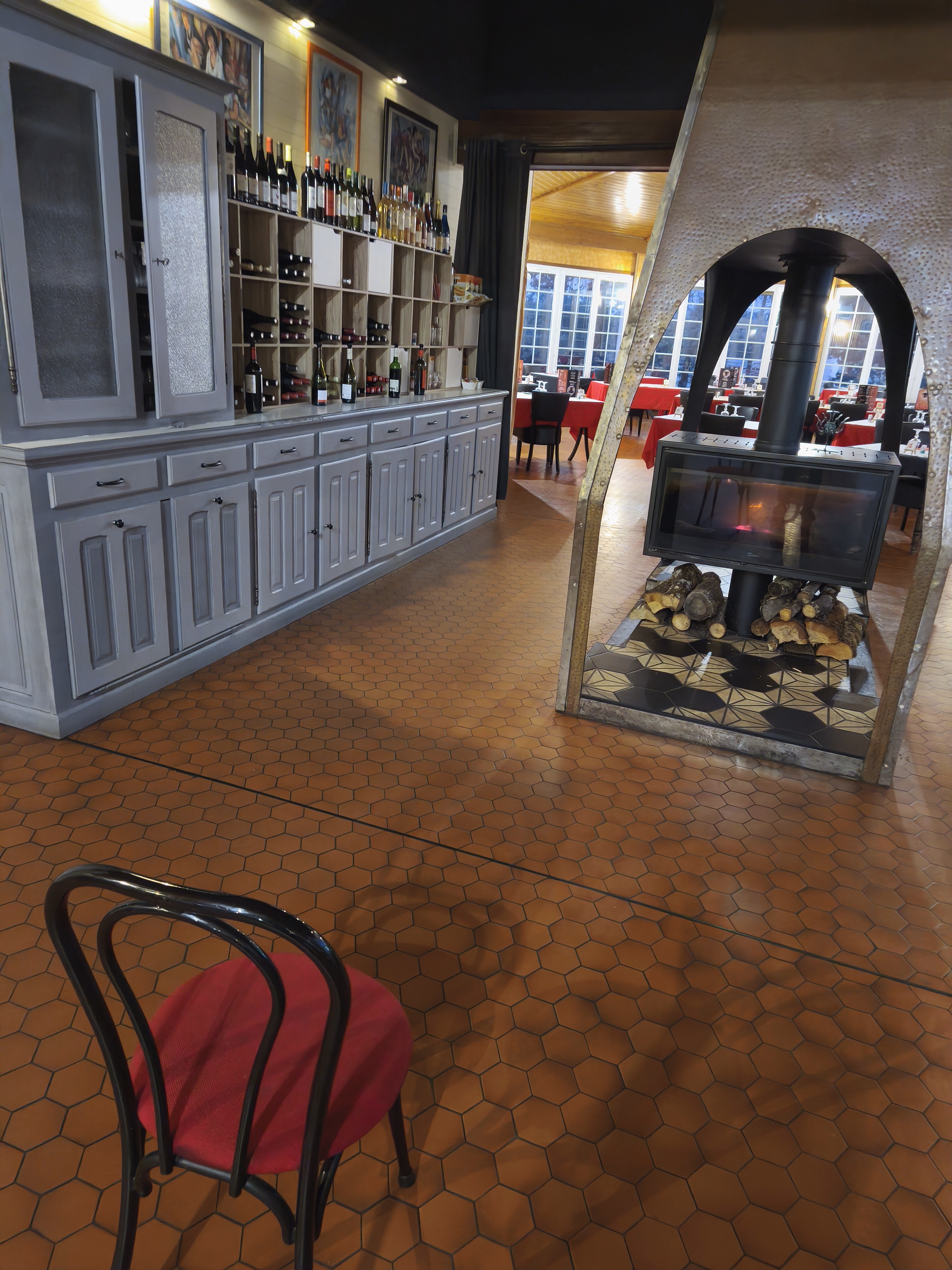 Restaurant prêt à l emploi. Fonctionnelle, Terrasse,salle séminaires salle de bar salle de restaurant ,cave ,bureau , vestiaire, grand parking,axe très passant, zone commerciale.convention avec hôtel sur le même parking.grande possibilité de développement,
CA actuelle sans publicité.
Vente cause  retraite et non reprise par les enfants.