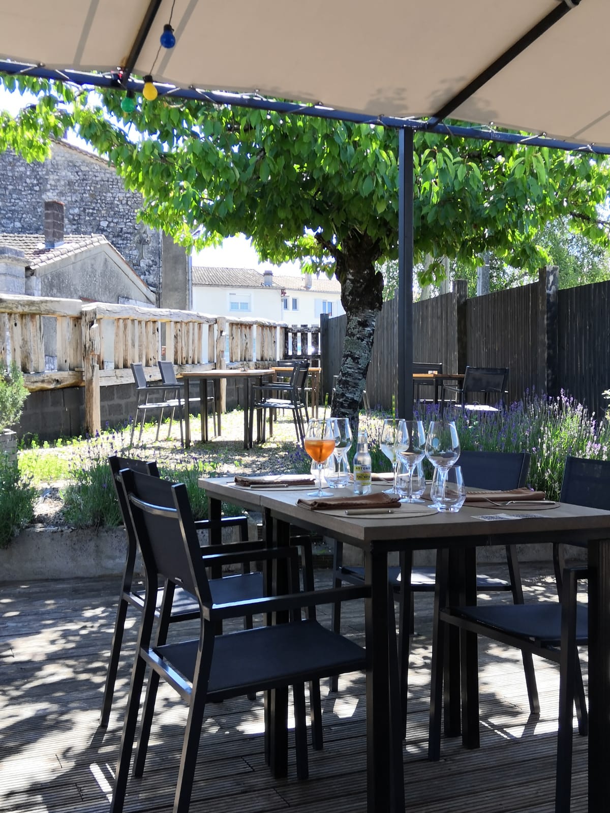 Bistrot de village situé à 8 km d'Angoulême avec jolie terrasse.
Nous recherchons pour ce bel endroit un repreneur et sommes ouverts à différentes possibilités de cession. 
La capacité d'accueil intérieure est de 25 personnes et 30 en extérieur.