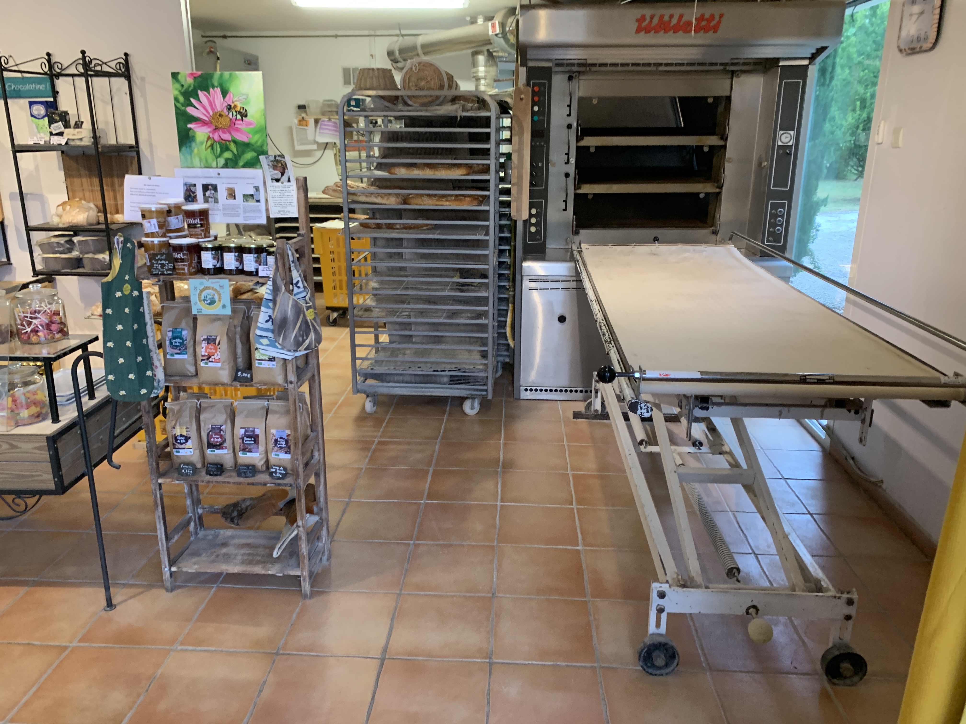 A vendre, FDC d'une boulangerie Pâtisserie située en sud Charente, sur l’axe Saint Aulaye Puymangou / Aubeterre sur Dronne (un des plus beau village de France). CA 100K€. Tout équipé pour reprendre l'activité et produire de suite votre chiffre d'affaire. Loyer actuel 924€TTC/mois. 
Équipement de production : Four 3 soles gaz TIBILETTI (environ 80 baguettes), Four pâtissier 4 niveaux (600x400)Pétrin, batteur, diviseuse, façonneuse, refroidisseur eau, laminoir, tour pâtisserie réfrigéré, 1 chambre froide, 1 chambre de pousse, congélateurs, Laboratoire pâtisserie climatisé, groupe froid clim et chambre tropicalisés et extérieur…….etc .
Équipement magasin : rayonnage, vitrine boisson réfrigérée, vitrine pâtisserie réfrigérée, trancheuse……..etc.
Dépense Énergie : Électricité 2800€/an Gaz 3300€/an
Commerce d’une surface d’environ 85m2 et situé sur un grand parking offrant une grande facilité de stationnement et en zone de forte fréquentation touristique.
Cette affaire est fermée deux jours par semaine ainsi que les samedi et dimanche après midi, ce qui laisse un réel potentiel de développement
Commerce  situé en Zone de revitalisation rurale.
Accompagnement CMA et cédant possible.