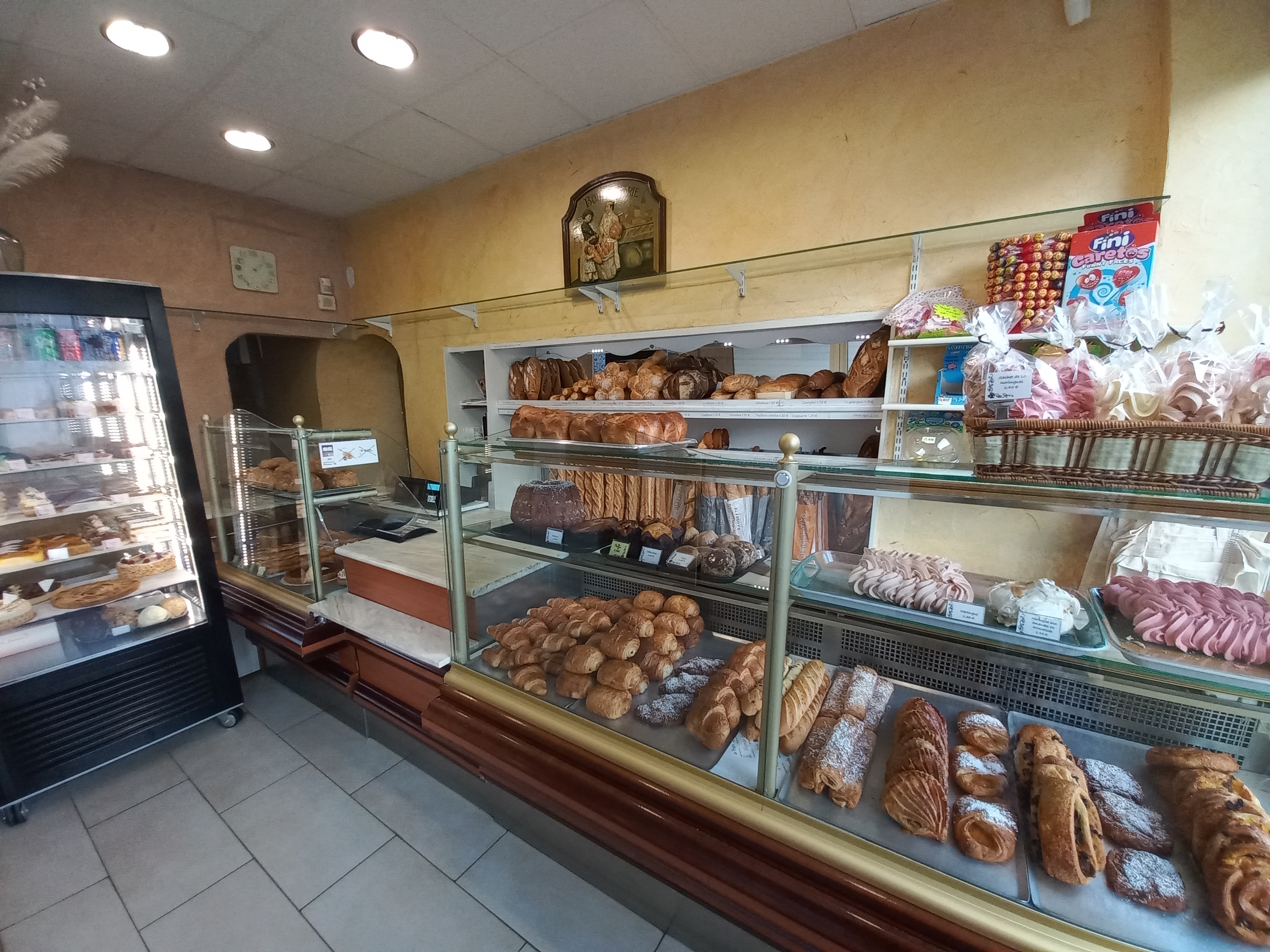 Unique boulangerie-Pâtisserie dans un le coeur d'un charmant village de la Forêt d'Othe sur un axe très passant. Ce commerce dispose d'un espace de vente de 20m2 et fournil/labo de 100 m2, d'une maison attenante de 100m2, d'une cour, d'un garage et d'un jardin.
Chiffre d'affaires stable, libre de tout salarié.