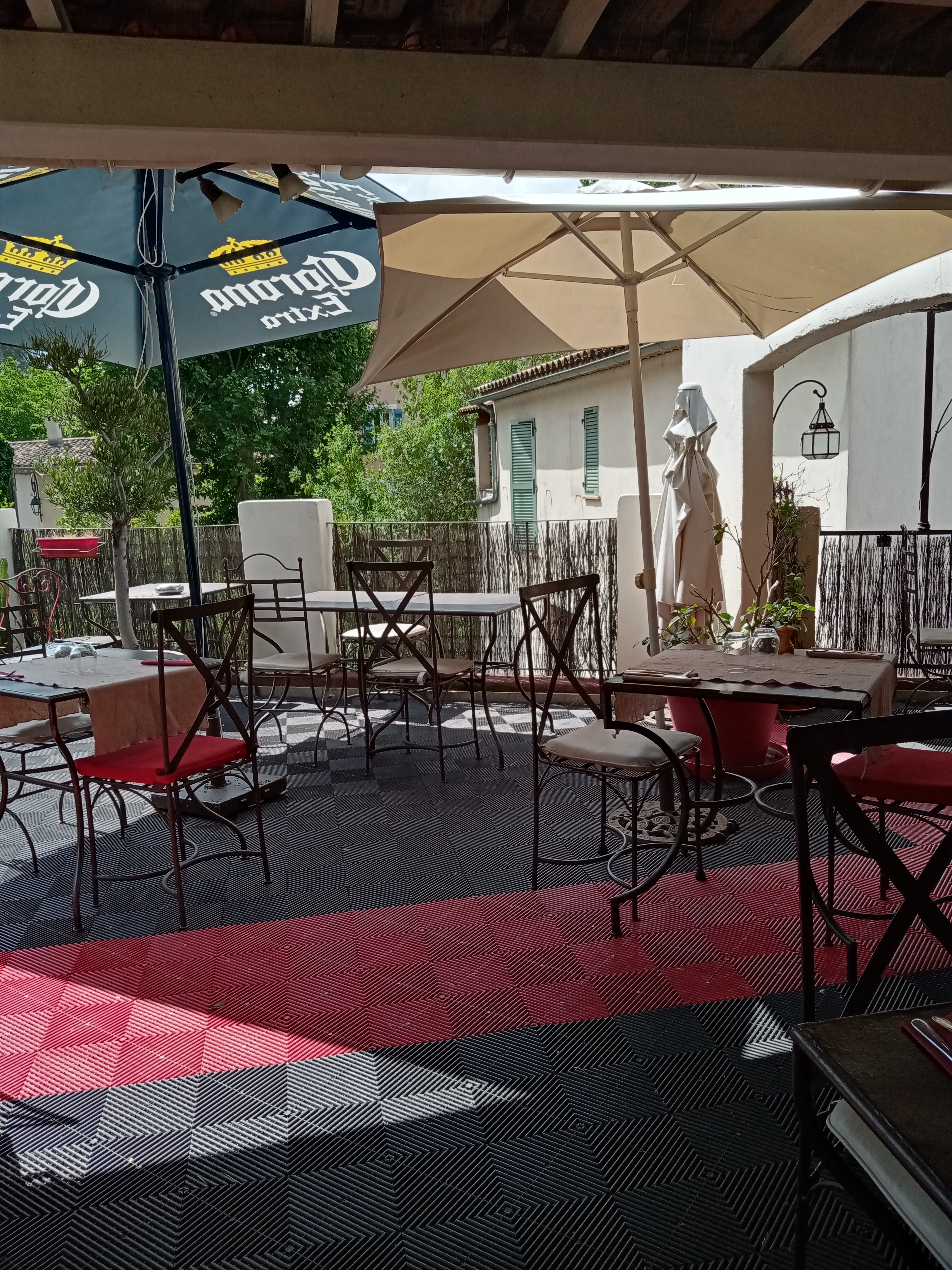 vend restaurant traditionnel cuisine et toilette aux normes loyer 900 euro dans village provençal du var terrasse 40 places intérieur 30