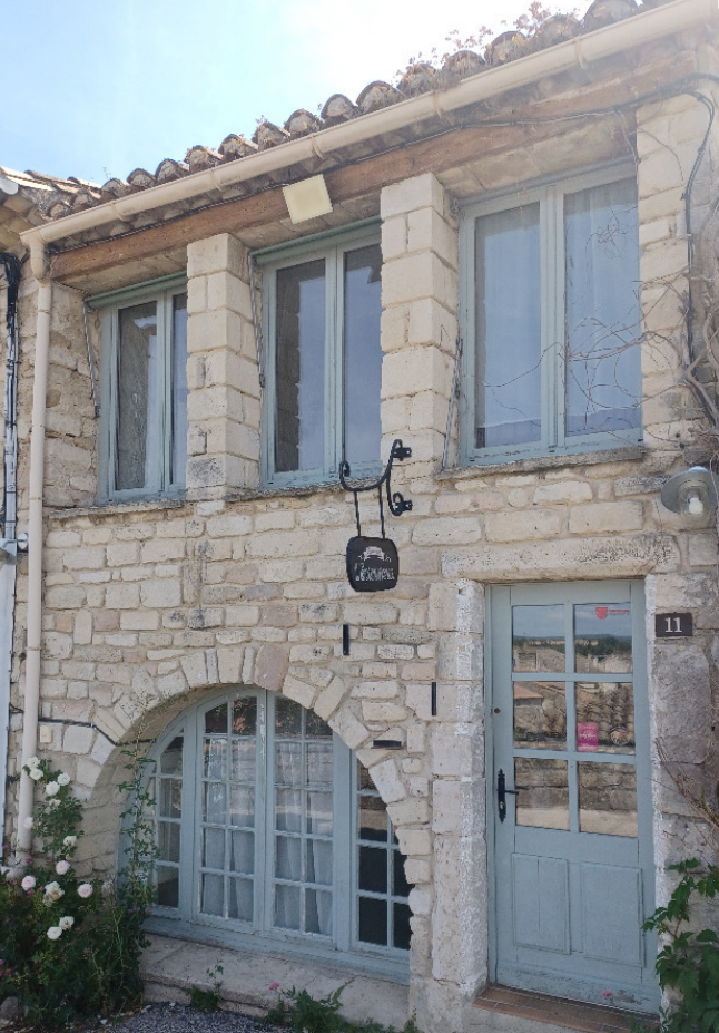 Local commercial pour la saison 2026 situé au coeur de GRIGNAN !
Lieu de passage obligatoire (dans la rue qui monte au château)

Tous commerces

Terrasse comprise avec vue exceptionnelle !

Forte visibilité et grande affluence !

Droit d’entrée/pas de porte : 15 000 €.
Loyer : 1 500 €.

Restaurant possible (extraction + monte plat) avec 40 places assises avec la terrasse

+ Occupation de la terrasse extérieure devant le restaurant vu avec la mairie (20 places).

+ Possibilité d’aménagement le garage existant en local commercial, vu avec le mairie
Le local est entièrement vide, des travaux d’aménagements en fonction de votre projet peuvent être à prévoir, tout projet est possible ! 

Emplacement stratégique ! Une opportunité à ne pas manquer pour commencer ou développer une activité rentable dans un des plus beaux villages de France !

Restaurant/pizzeria/crêperie/salon de thé/glacier/fleuriste/commerçant/
boutique/artisan/créateur/galerie…