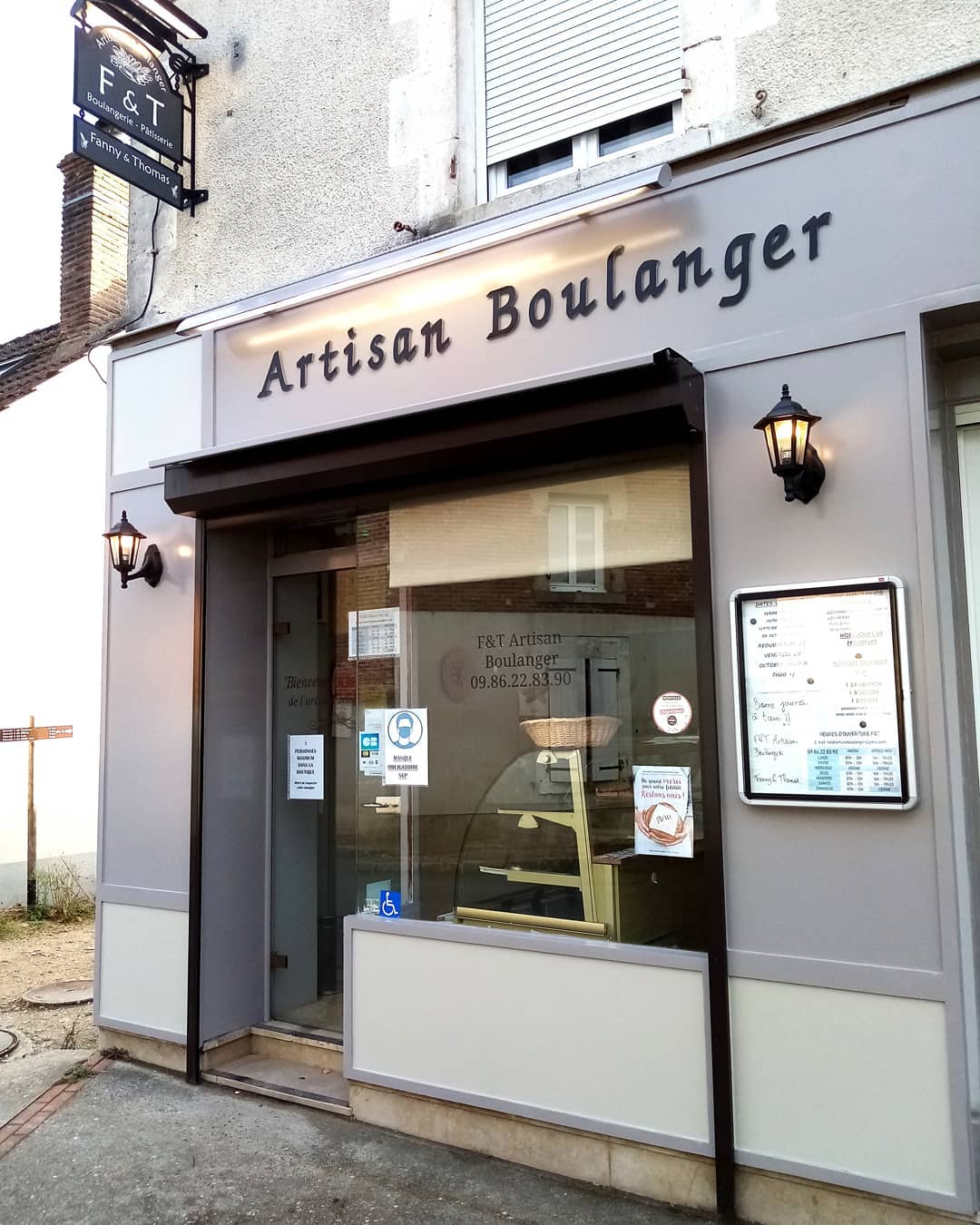 A vendre fond de commerce Boulangerie Pâtisserie ( murs en location ) sur NEUVY EN SULLIAS dans le Loiret à 40 minutes d’Orléans.
Bonne rentabilité et bonne marge
- C.A : 115 000 € - 120 000 € ( en progression )
Charges fixes faibles ( loyer, électricité petit compteur etc...)

Matériel bon état : 2 chambres de pousse pain et 1 pour les viennoiseries, diviseuse, façonneuse, chambre de pousse neuve installée en 2022, Four à fioul et électrique neuf de 2021, chambre froide négative à -18, un gros pétrin et un moyen, coin pâtisserie tout inox et climatisé.
Grenier et cave en plus dans le fournil.
Investissements récents 2024 :Trancheuse à pain, grande chambre de pousse, cheminée four neuve.

Logement sur place entièrement rénové en 2020 ( 70 m2 environ) + jardin + garage
Chiffre en augmentation + 5 à 6 semaines de vacances par an.

Travail en couple, pas de salariés à reprendre.
Si intéressé veuillez nous contacter au numéro indiqué ou via la messagerie du Bon coin,. … Curieux s’abstenir !