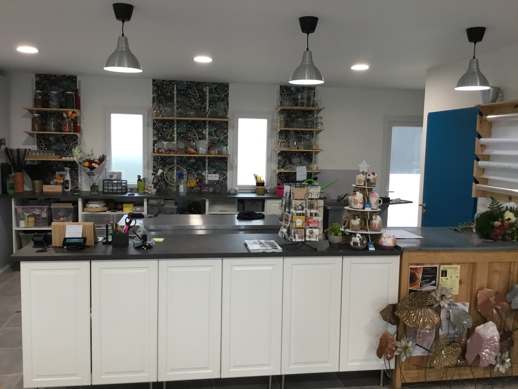 Belle affaire clé en main – Local récent – Parking – Grand espace extérieur
Cause nouveau projet, cède fonds de commerce de fleuriste idéalement situé à Archiac, en Charente-Maritime.
L’établissement est installé depuis mars 2022 dans un local commercial récent, moderne et fonctionnel, bénéficiant d’un emplacement visible et facilement accessible.
Le commerce comprend :
• Environ 75 m² de surface commerciale
• Grand espace extérieur privatif d’environ 85 m², idéal pour la vente de plantes et végétaux
• 4 places de stationnement privatives
• Grand parking public gratuit d’environ 30 places à proximité immédiate
• Local récent, sans travaux importants à prévoir
• Environnement commercial dynamique
• Situé à proximité immédiate d’une pharmacie et d’un bureau de tabac
L’activité bénéficie d’une clientèle locale fidélisée et d’un chiffre d’affaires proche de 100 000 €.

Fort potentiel de développement :
• Vente de plantes et végétaux extérieurs
• Décoration et aménagement végétal
• Mariages et événementiel
• Ateliers floraux
• Abonnements et livraisons
• Développement de la vente en ligne et des réseaux sociaux
L’espace extérieur constitue un véritable atout commercial et offre de nombreuses possibilités de développement.
Le repreneur bénéficie d’un outil de travail immédiatement exploitable dans des locaux récents et fonctionnels.
Conditions
Prix de cession du fonds : 39 000 €
Stock en supplément après inventaire.

Accompagnement possible lors de la reprise afin d’assurer une transition dans les meilleures conditions.

Dossier complet et informations financières communiqués après premier échange sérieux et engagement de confidentialité.

Belle opportunité pour professionnel du métier ou personne souhaitant développer une activité artisanale et commerciale dans un secteur dynamique.