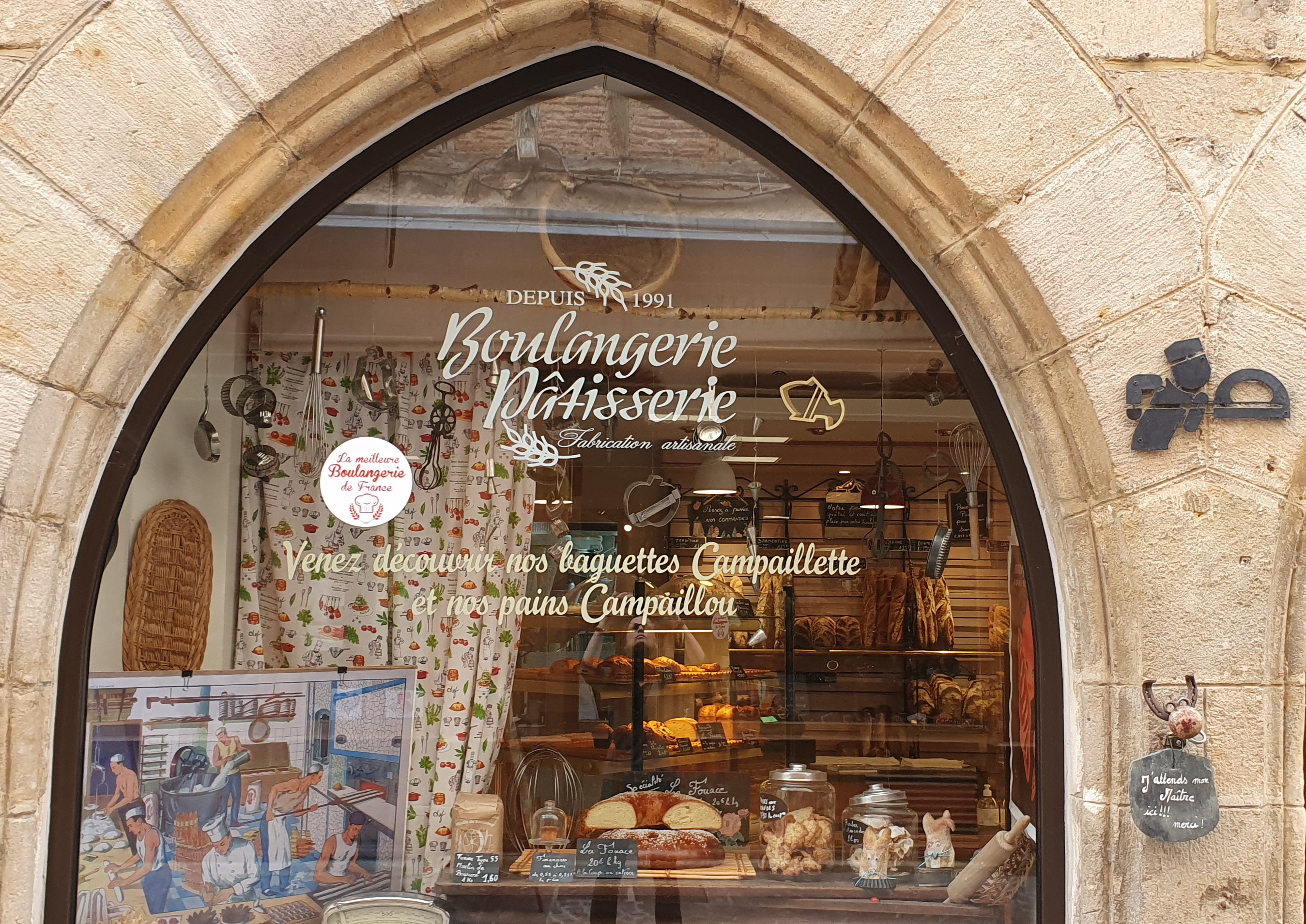 Située dans une charmante ville du Lot de 10000 habitants, notre boulangerie pâtisserie reprise en 2012 bénéficie d'un emplacement de premier choix au cœur d'une rue semi piétonne où résidents et visiteurs affluent tout au long de la journée.
Lieu où se mêle tourisme, culture et convivialité, ce commerce constitue une occasion rêvée pour une première installation ou autre.
Son local allie à la perfection fonctionnalité et esthétisme, disposant d'un espace de production moderne, équipé d'un matériel en excellent état puisque parfaitement entretenu, ainsi qu'une zone de vente accueillante et bien agencée.
Établissement en vente en vue de mon départ en retraite.