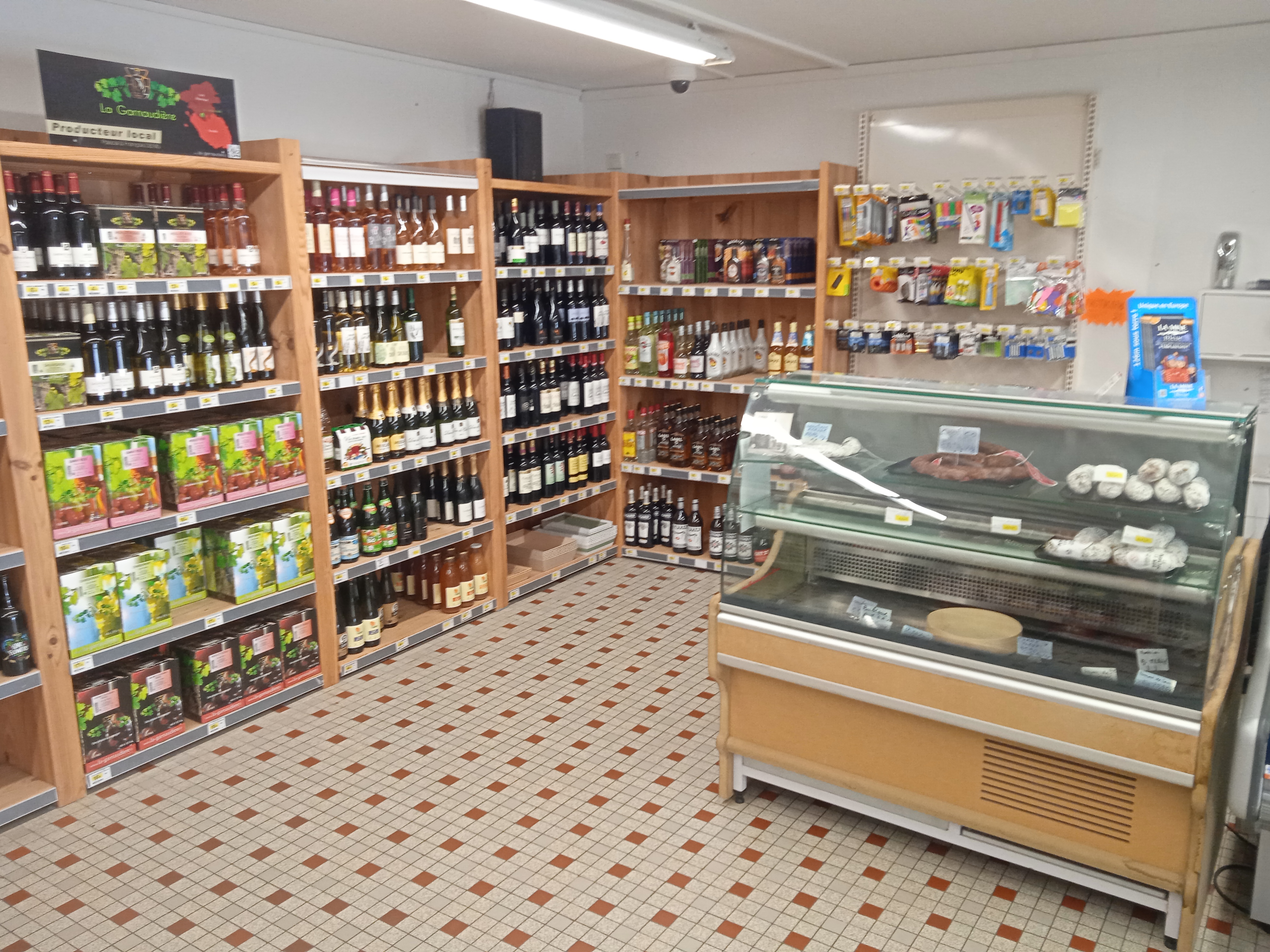 supérette de proximité située nord Loire-Atlantique, à mi-chemin entre Nantes et Rennes, plus de 70 ans d'existence.
Clientèle fidèle et régulière, nombreuses associations.
Potentiel de développement avec la construction d'un lotissement à 50m du magasin pour juin 2026.

Surface de vente de 150m2, 100m2 de réserves, garage et nombreuses dépendances.
Equipement complet et en bon état, pas d'investissement à prévoir.
Appartement de 140m2, 3 chambres, bureau, salle à manger, salon,  cuisine etc... plein sud.
Affaire idéale pour une première installation ou couple, actuellement l'effectif se compose du gérant et d'une employée à mi-temps.
Le prix de vente ne comprend pas le stock.
Frais de notaire à la charge de l'acheteur.
Bail 3,6,9 ans en cours.

Aucun renseignement par mail.
Contact par téléphone pour rendez-vous.