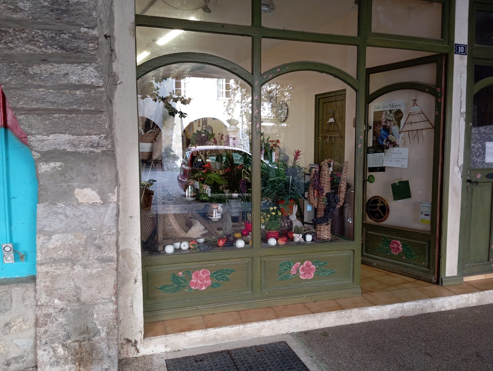 Type d'activité : Fonds de commerce de fleurs
Localisation : place du marché, 26170 Buis les Baronnies
Surface : Local de 70m²
Loyer mensuel : 650€

Description :
Idéalement situé à Buis les Baronnies, fonds de commerce bénéficiant d'une belle visibilité et d'une clientèle fidèle. La boutique dispose d'une jolie vitrine, d'un espace de travail fonctionnel et d'une zone de stockage (20m²).

Equipement inclus :
Chambre froide, présentoirs, mobilier, imprimante deuil...
Stock inclus selon accord.

Motif de la vente :
Départ à la retraite.

Affaire clé en main idéale pour un(e) passionné(e) !