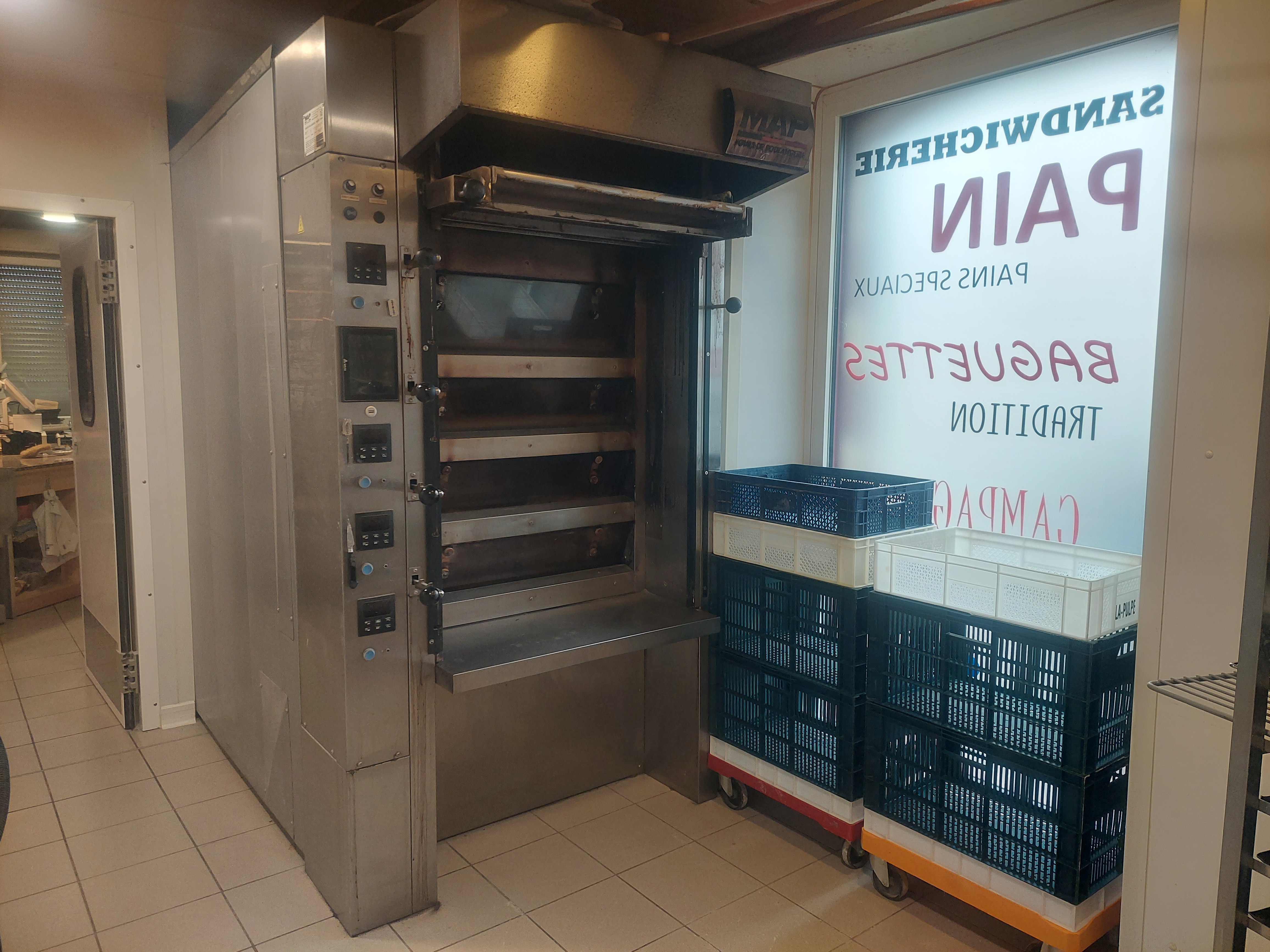 À Saulnières (35), boulangerie-pâtisserie-épicerie à vendre pour cause de départ en retraite.

Le commerce fonctionne bien : il bénéficie d’une clientèle fidèle et offre un fort potentiel de développement.

📅 Local disponible à partir de mars 2027.

💶 Prix du fond de commerce : 80 000€ (négociable)
Loyer : 517€ / mois (négociable)


 🥖 Les atouts de ce commerce :

• Fort attachement des habitants, véritable vecteur de lien social
•  Emplacement en cœur de bourg
• Très bonne visibilité sur la RD777, axe très passant en entrée et sortie de bourg
• Places de parking pour la clientèle
• Aucune concurrence sur la commune
• À 5 minutes de marche de l’école (maternelle et primaire)


🥐 En pratique :

• Surface de 130 m² (boutique et fournil), avec une réserve située en face du commerce
• Chiffre d’affaire : 207 000€ HT
• Équipe actuelle : 1 salarié en production et 1 salarié en vente
• Jours de fermeture : mardi et mercredi
• Congés : 5 semaines par an


🌳 Saulnières, une commune en plein développement :

Saulnières compte 817 habitants en 2026, soit une progression de 5,7 % depuis 2017.
Un lotissement communal est actuellement en cours de construction, à quelques minutes à pied du commerce, avec 59 nouvelles maisons en prévision.
La commune dispose de nombreux services et équipements : médiathèque « Le Grenier à Sel », FabLab, salle multisport, stade de Foot à 5, salle des fêtes, restaurant,  aire de jeux…
Elle bénéficie également d’un cadre de vie agréable avec un étang communal, des sentiers de randonnée et des événements tout au long de l’année, ainsi que d’un tissu associatif dynamique avec 10 associations.
L’école primaire compte 102 élèves à la rentrée 2026.

Plus d'infos : https://www.saulnieres35.fr/

📍 Situation : 

• 8 min de Janzé 
• 12 min de Bain-de-Bretagne 
• 20 min de Rennes (La Poterie)