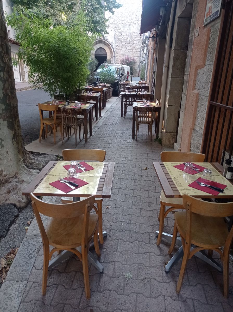 BARGEMON : LOCAL de 44 m2 Fonds de Commerce

BARGEMON : Sur la route menant aux Gorges du Verdon, venez découvrir ce local commercial

Actuellement ce local de 44m2 est un chaleureux restaurant avec une salle pouvant accueillir 20 couverts à l'intérieur, et 35 couverts en terrasse ombragée.
Grande cuisine professionnelle bien équipée, bien entretenue. La cuisine est réalisée avec des produits frais de qualité au feu de bois. Clientèle d'habitués acquise depuis plus de 30 ans générant un CA de 75 K€ service uniquement les soirs en saison, pouvant atteindre facilement les 180 K€ Beau potentiel concernant le chiffre d'affaires en ouvrant les midis et possibilité d'élargir sa clientèle.
Loyer est de 550 € TTC par mois. Les contrôles sanitaires effectués en 2021 sont satisfaisants.

Possibilité d'acquérir les murs d' une réserve attenante au restaurant d'environ 20 m2 OU bien d'acquérir cette réserve pour une autre activité commerciale/professionnelle.

LOCAL COMMERCIAL pouvant servir pour toutes autres activités : épicerie, traiteur, bar, ou pour toute autre activité ne concernant pas forcément l'alimentaire, la porte est ouverte pour vos divers projets.

Idéalement situé au coeur du village et à proximité d'un grand parking avec stationnement gratuit. A 20 mn de Draguignan et du Muy et de son accès autoroute, à 45mn des plages de Fréjus et 60mn des stations de ski.