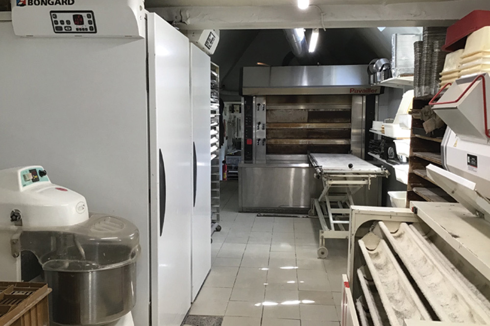 Commune résidentielle de + de 3.000 habitants, à 20 mn de Lille (au cœur de la Pévèle). 
Belle affaire exploitée au centre du village. 
Clientèle fidèle depuis plus  de 18 ans 
Surface commerciale, labo, fournil et réserves : 150m2. Labo et matériel fonctionnel 
Magasin et vitrines rénovés en 2020
Logement rénové et spacieux à l’étage, grande cour intérieure avec annexes. 
Rue passante avec grand parking 
Prix du fond de commerce 225000€, CA en progression et en rapport 
Possibilité achat murs et fond