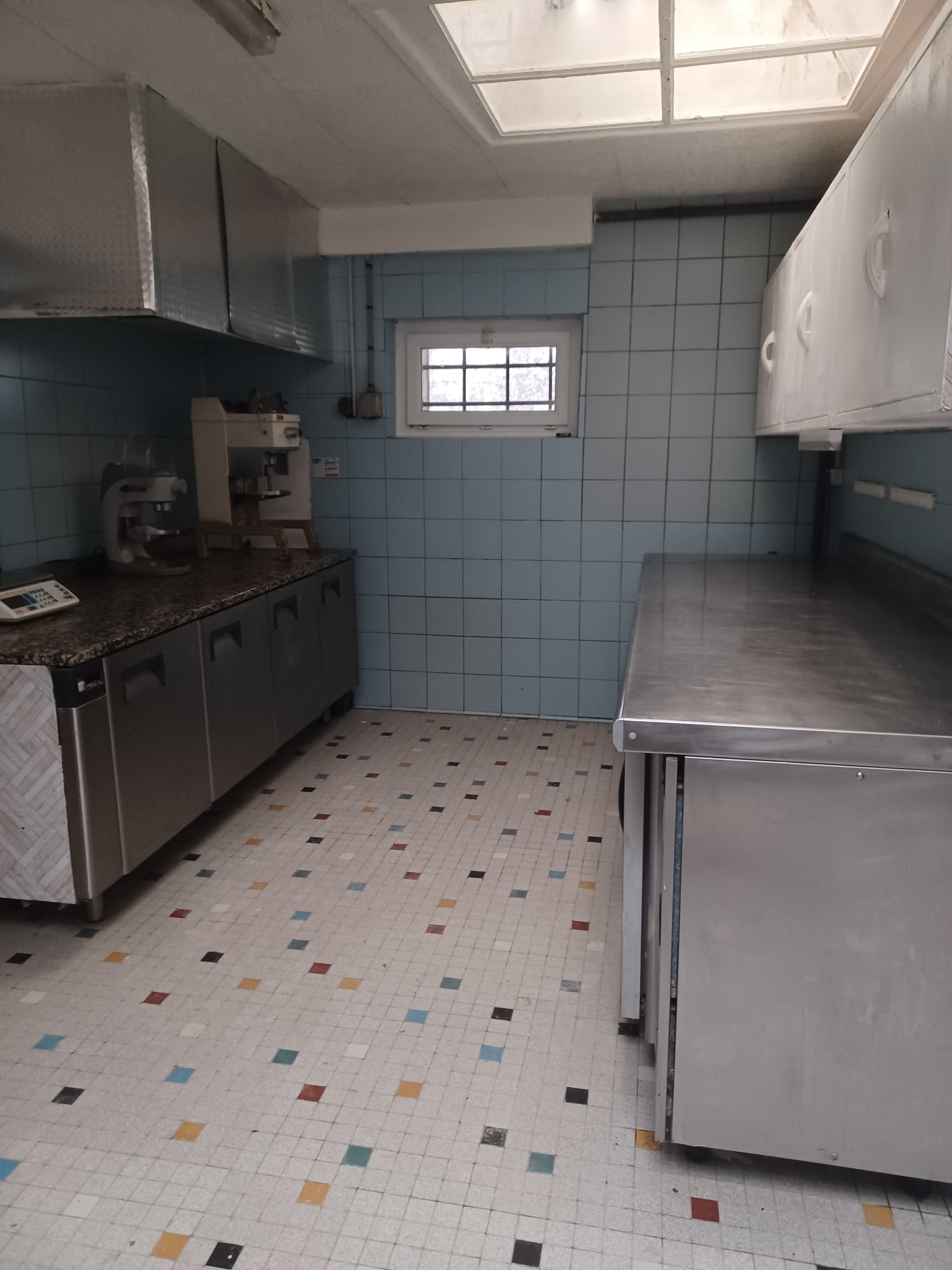 Dans une rue principale d'une commune de 2700 habitants,
à saisir une boulangerie, pâtisserie, journaux,colis,avec tournées en campagne auprès d'une clientèle fidèle, ainsi que livraisons (cantine,maison de retraite, collège.
A développer car beaucoup de demande en traiteur, sandwich, pizza, kebab,
La boutique se compose, d'un magasin de vente, d'un fournil, d'un labo, d'un bureau,d'une cuisine,d'une réserve.
Matériel d'exploitation et d'agencement entretenus

prix du fonds : 85000€
Loyer: 1080€