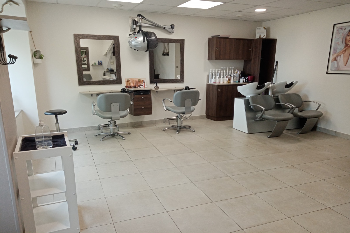 Cause déménagement .

A vendre fond de commerce d'un salon de coiffure situé sur la place de l'église de Champéon (entre Lassay-les- Châteaux et Mayenne). Commune comprenant une boulangerie, un restaurant, une école primaire.
Facilité de stationnement .

Salon mixte spacieux et lumineux, doté d'une pompe à chaleur et clim réversible en très bon état, aucun travaux à prévoir. Il y a 3 postes de coiffage et 2 bacs pour une surface de 36m² ( le salon fait 27m² et il y a une cuisine qui fait 9 m²).

L'étage dispose d'un logement de 22m² comprenant une chambre, une cuisine, une salle d'eau et une terrasse de 13 m². Logement pouvant être loué pour une apprenti(e) .

Le salon de coiffure est situé en ZRR donc plusieurs avantages comme l'exonération d'impôt pendant 5 ans puis dégressif les 5 autres années.

Clientèle fidélisée depuis 10 ans.
Possibilité d'accompagnement pour la reprise.

Le rythme de travail et la situation géographique vous apportera une qualité de vie.
