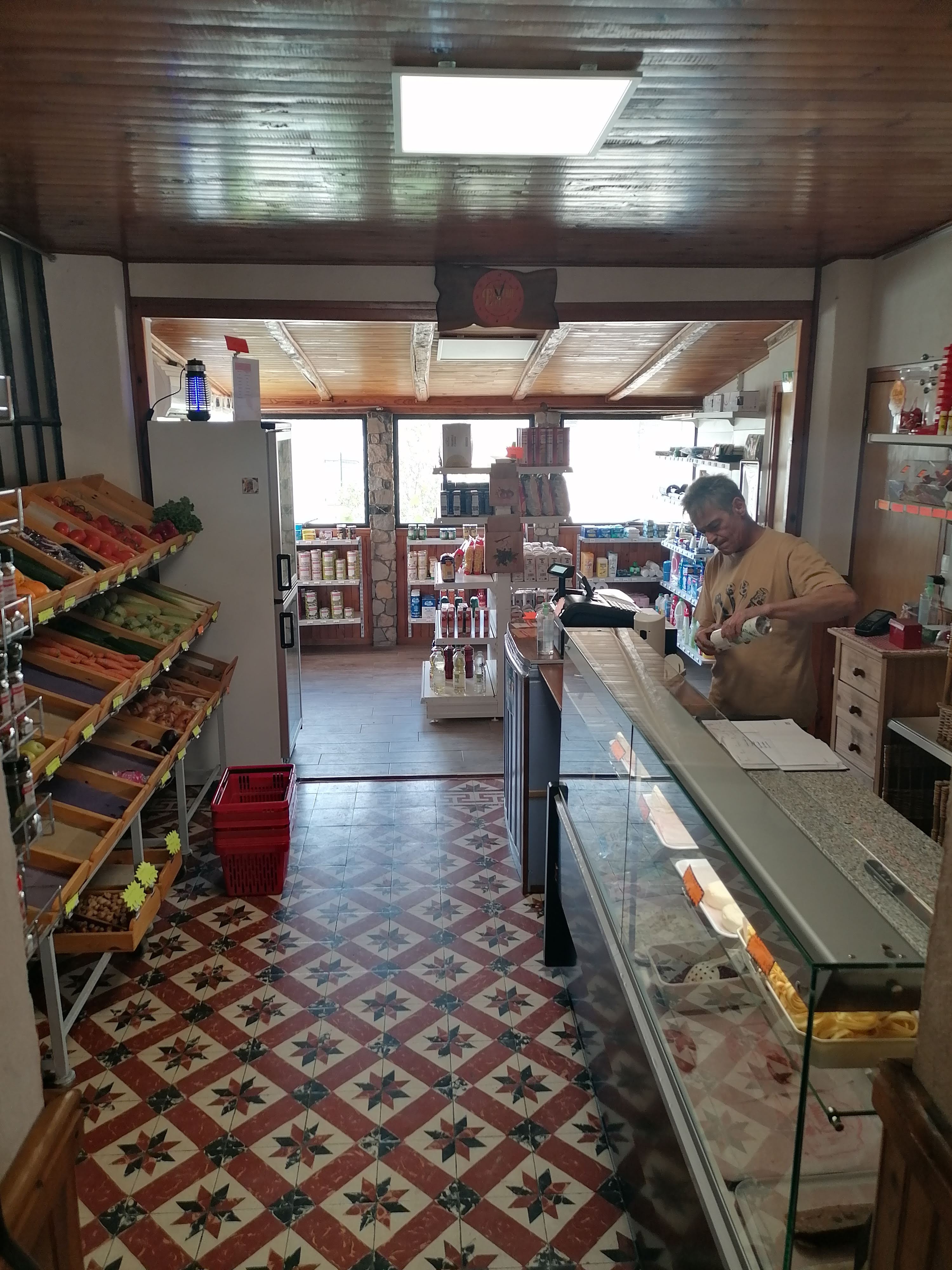 A saisir, cause retraite magnifique affaire. Bistrot Licence IV et Epicerie dans un village de basse montagne. Clientèle importante établie et fidèle. 
Exclusivité du commerce dans le Village. Surface 90 m2 + cave et grande terrasse ombragée.
Possibilité immédiate de restauration.
Fond de commerce Epicerie : 35 000 € à débattre.
Ensemble commercial en location : 500 € + 150 € de Licence.
Disponible immédiatement.