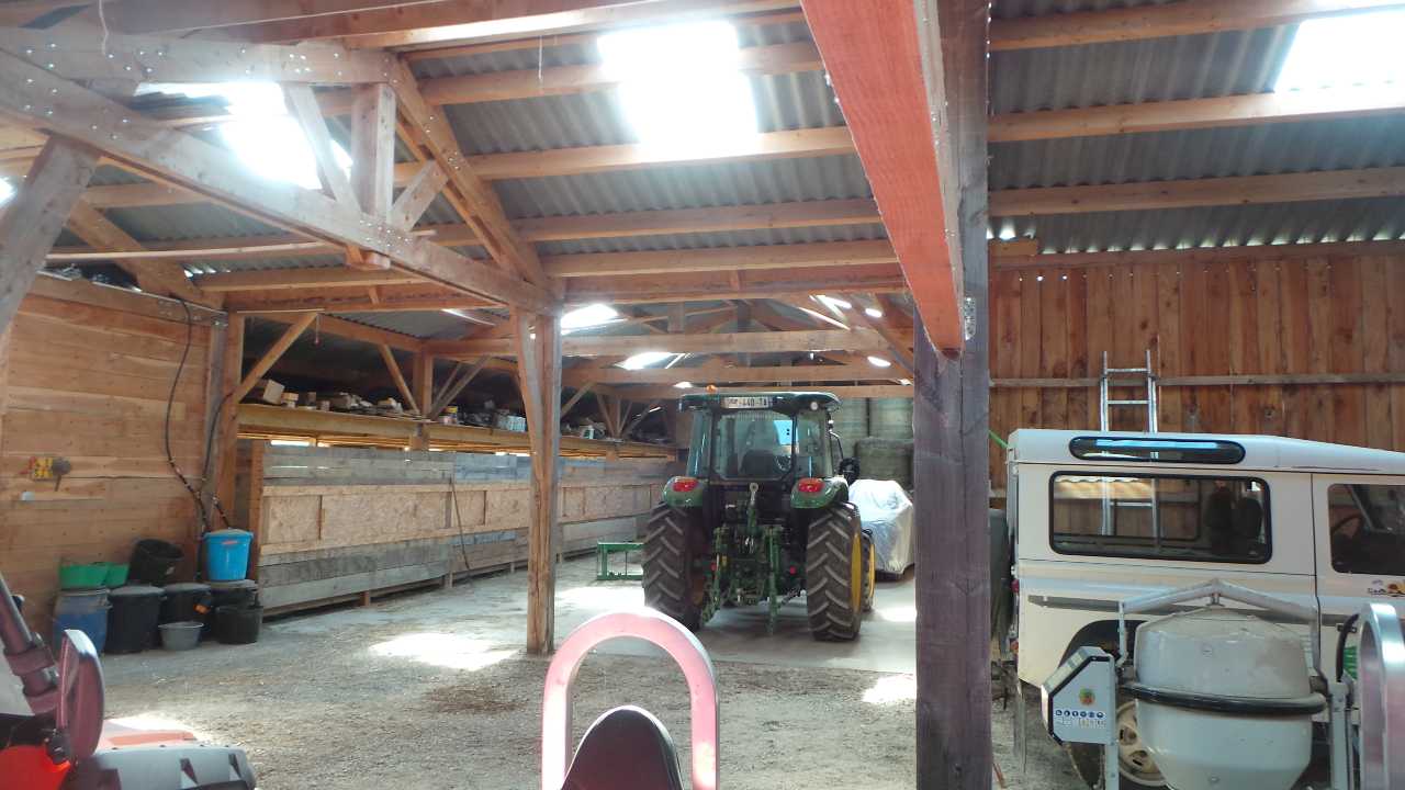 Cessation d’activité cause départ retraite, propose à la vente ferme équestre avec camping équipée de gites insolites.
Cet ensemble immobilier d'environ 10 hectares situé dans un cadre paisible et verdoyant à la campagne est composé de:

- Une charentaise entièrement rénovée d'environ 120 m² habitables avec garage et grange attenants. Travaux effectués en 2016 : isolation des sols, murs et plafonds. Menuiseries en double vitrage, volets électriques, plomberie + électricité. Chauffage au sol assuré par une pompe à chaleur réversible. Toiture entièrement refaite en 2019. Combles aménageables (2/3 chambres + salle d'eau).GES A Classe Energie B

- Une partie équestre comprenant : un bâtiment construit en 2021 d'environ 400 m² (possibilité d'agrandissement à moindre cout) avec récupérateur des eaux pluviales pouvant accueillir 8 à 10 chevaux (avec brumisateur pour leur confort). Stockage de paille/foin, van. WC avec évier.

- Une partie camping (mis en service en 2018) équipée de 4 gîtes insolites entièrement équipés (mobilier, linge, vaisselles...) et isolés4 saisons avec chauffage et terrasse:
- 2 roulottes de 20 m² avec cuisine, séjour, 2 chambres dont 1 avec lit superposé.
- 1 cabane en bois type tipi de 43 m² avec en RDC: cuisine, séjour, salle d'eau et WC indépendant; en mezzanine une chambre avec balcon.
- 1 deuxième cabane type tipi de 18 m² avec une chambre avec salle d'eau et WC
- 6 emplacements de camping avec électricité.