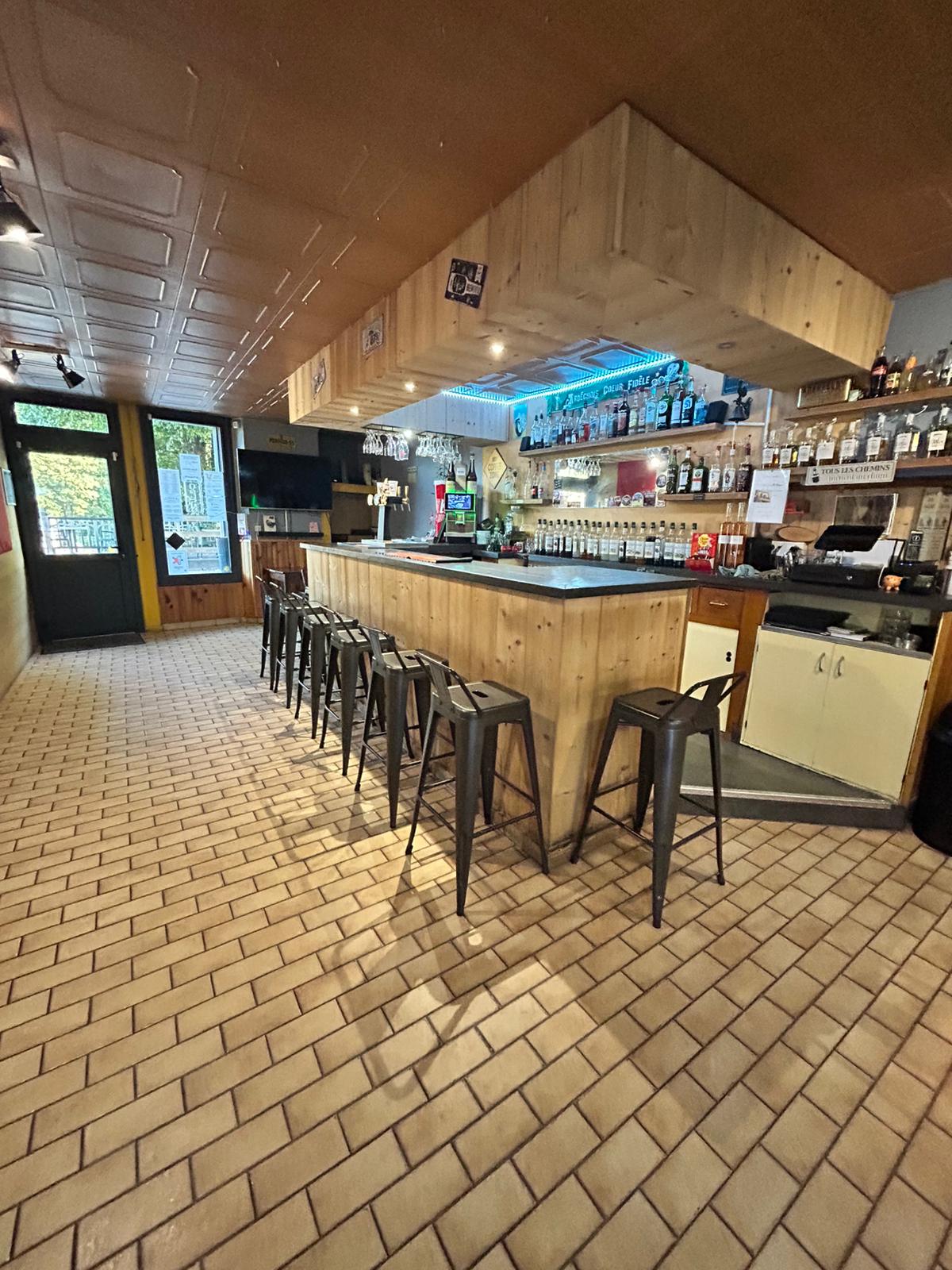 🍕 À VENDRE – PIZZERIA "LE REPAIRE ARDÉCHOIS" – SATILLIEU (07) 🍷
Opportunité rare en Ardèche : fonds de commerce à vendre dans le charmant village de Satillieu, au coeur de l'Ardèche verte,  bénéficiant d’une clientèle fidèle locale et touristique en saison.
📍 Le Repaire Ardéchois est une pizzeria réputée, prête à être reprise sans travaux ni investissement supplémentaire.
✅ CARACTÉRISTIQUES :
Surface totale : 100 m²
Salle intérieure : 28 couverts
Terrasse extérieure : 30 couverts
Cuisine professionnelle entièrement équipée (matériel de moins de 5 ans)
Four à pizza italien à sole tournante PAVESI 
Licence IV incluse
Fourgon Peugeot expert long de 2018 avec 135000km
Appartement de fonction de 100 m² à l’étage (inclus dans le bail)
Clientèle locale et de passage, bonne notoriété
Loyer mensuel : 1 150 €
Prix de vente : 95 000 € (fonds de commerce)
📦 Idéal pour un couple ou un professionnel souhaitant s’installer dans une région attractive et dynamique.
Établissement prêt à travailler immédiatement, aucun frais à prévoir.
Formation et accompagnement assurés au besoin!
Dossier photos complet sur demande.
📞 Contact :
Pour plus d’informations ou organiser une visite :
👉 Téléphone : 0627198346
👉 Email : f.drach@lerepaireardechois.com
