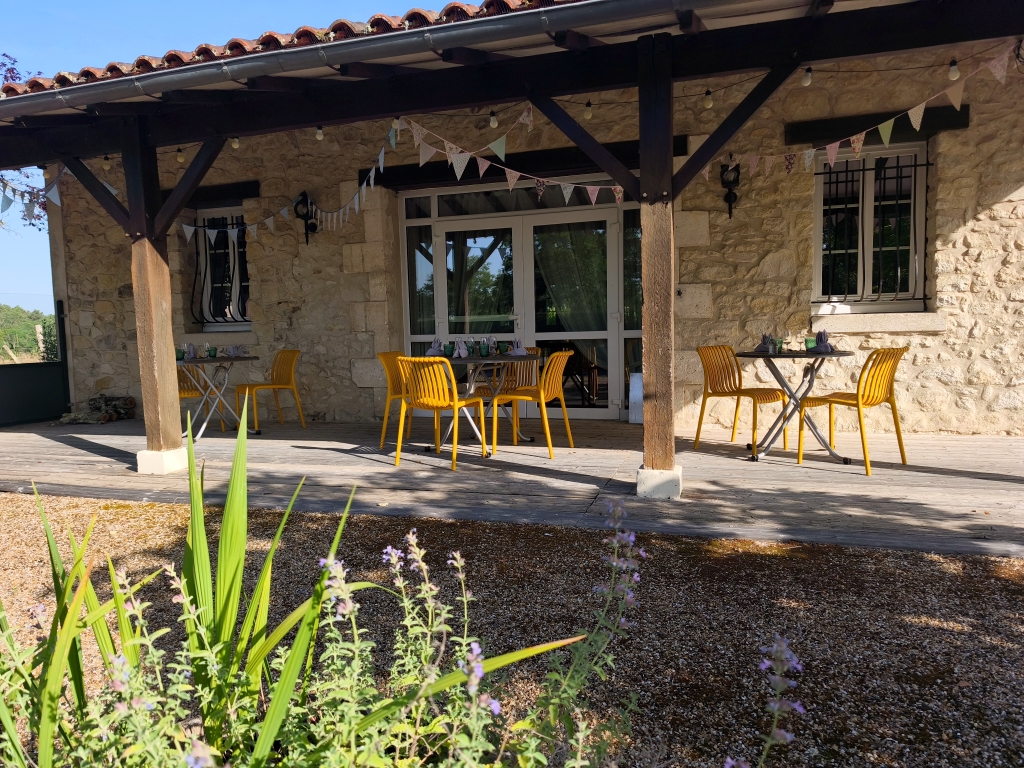 A reprendre fonds de commerce d’un restaurant-bar (licence IV) situé dans un agréable village du secteur du Ribéracois, au cœur de la Double, territoire préservé du nord-ouest de la Dordogne réputé pour ses paysages naturels, ses étangs et sa qualité de vie.

Cet établissement existe depuis de nombreuses années et bénéficie d’une bonne réputation grâce à sa cuisine traditionnelle, orientée gastronomique, à base de produits frais et locaux. Le ticket moyen est de l’ordre de 40 €.

Le local fonctionnel est en très bon état et propose une grande capacité d’accueil de la salle de restaurant : 50 couverts, d’un salon de 12 couverts et une grande terrasse + 1 salle de bar 
La surface totale du bâtiment est de 300 M².
Des travaux d’entretien réguliers ont été effectués : cuisine refaite en 2012, menuiseries double vitrage, chauffage : insert + climatisation et chauffage électrique récent.

Le chiffre d’affaires est réalisé sur 5 services par semaine à midi et un service le samedi soir.
Congés annuels : moyenne de 6 semaines par an
L’ouverture actuelle laisse un potentiel de progression.

Depuis 12 ans, l’établissement a fidélisé une clientèle d’entreprises, de particuliers locaux (dont une clientèle d’étrangers habitant en local) et touristes sur un rayon de 40 km.

La Mairie a consenti un bail commercial avec loyer modéré de 682 € HT mensuel comprenant le commerce et un grand logement (6 chambres).
Licence IV mise à disposition par la Mairie.

CA HT 2025 : 120 000 € - activité régulière sur l’année

Prix du fonds de commerce : 35 000 €

Affaire offrant un beau potentiel, idéale pour un couple de professionnels de la restauration