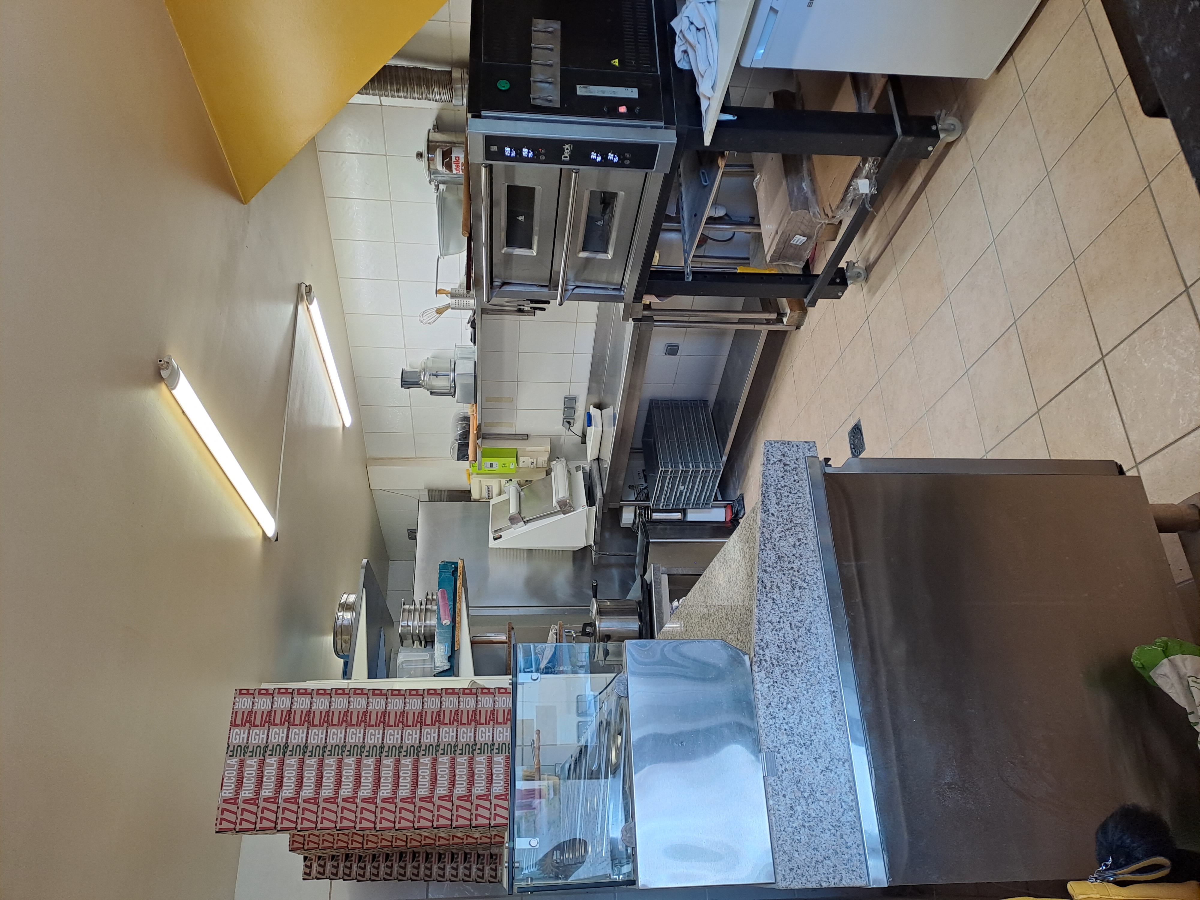 Cause retraite, vendons notre fonds de commerce d'une pizzeria de vente à emporter. 
Située au Pellerin à 15mns de Nantes, à proximité du bac de Loire. 
Dispose de tout le matériel professionnel nécessaire à son exploitation. Matériel récent.
Surface : 24 m2
Loyer : 7800 e /an charges comprises 
Ouvert 5 jours/7
5 semaines de congés par an
Pas de personnel 
Possibilité de développer le midi (pizzas, paninis, salades etc...)
Pour plus de renseignements nous contacter par message 
Prix : 65000 euros négociable dans la limite du raisonnable.