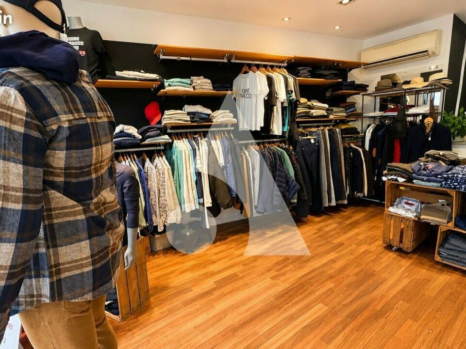 Fonds de commerce de prêt-à-porter homme et femme de 140 m², en activité depuis plus de 10 ans avec une clientèle fidèle. Le local dispose d’un espace de vente aménagé avec parquet et d’une arrière-boutique avec point d’eau et vestiaire. Double vitrine en façade offrant une excellente visibilité. Chauffage individuel, rez-de-chaussée. Cession motivée par un départ à la retraite de la propriétaire.

Surface totale : 140 m² de plain-pied. Espace de vente aménagé avec parquet, arrière-boutique avec point d'eau et vestiaire.

Prix de cession : 15 000 €

Annonce proposée par Pôle Implantation Commerce, service d'accompagnement des porteurs de projets commerciaux (réf. ref8432).