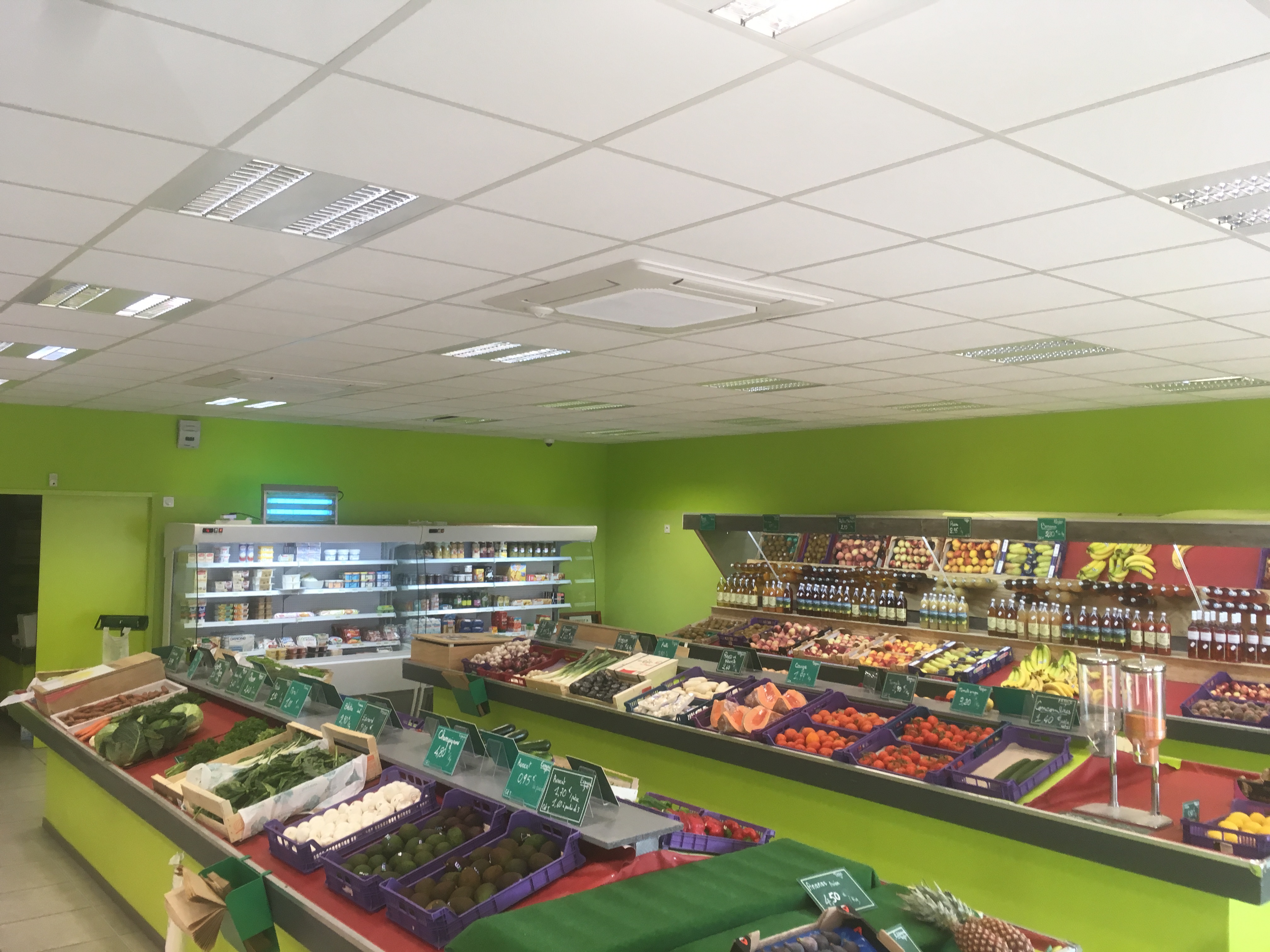 Activité principale de fruits et légumes crèmerie
Autre : Epicerie, volailles, traiteur, charcuterie.
6 présentoirs sur roues pour extérieur
Banque fromage, vitrine verticale, trancheuse à jambon, machine sous vide, grande chambre froide équipée d'étagères normes alimentaire, 2 armoires réfrigérées de 2 mètre.
Air conditionné, alarme, caméras, bureau avec matériel informatique.
Matériel récent.
Surface de 140 m² + demi sous sol.
Souhaite vendre pour retraire future.
A développer.
Fermé les dimanche lundi + fériés + 5 semaines de congés.
Grand parking de stationnement.
Situé à Saint Victor sur Loire au sein d'une petite zone commerciale comprenant boulangerie, coiffeuse, tabac presse, opticien et pharmacie.
Secteur calme.
CA 243000 HT.