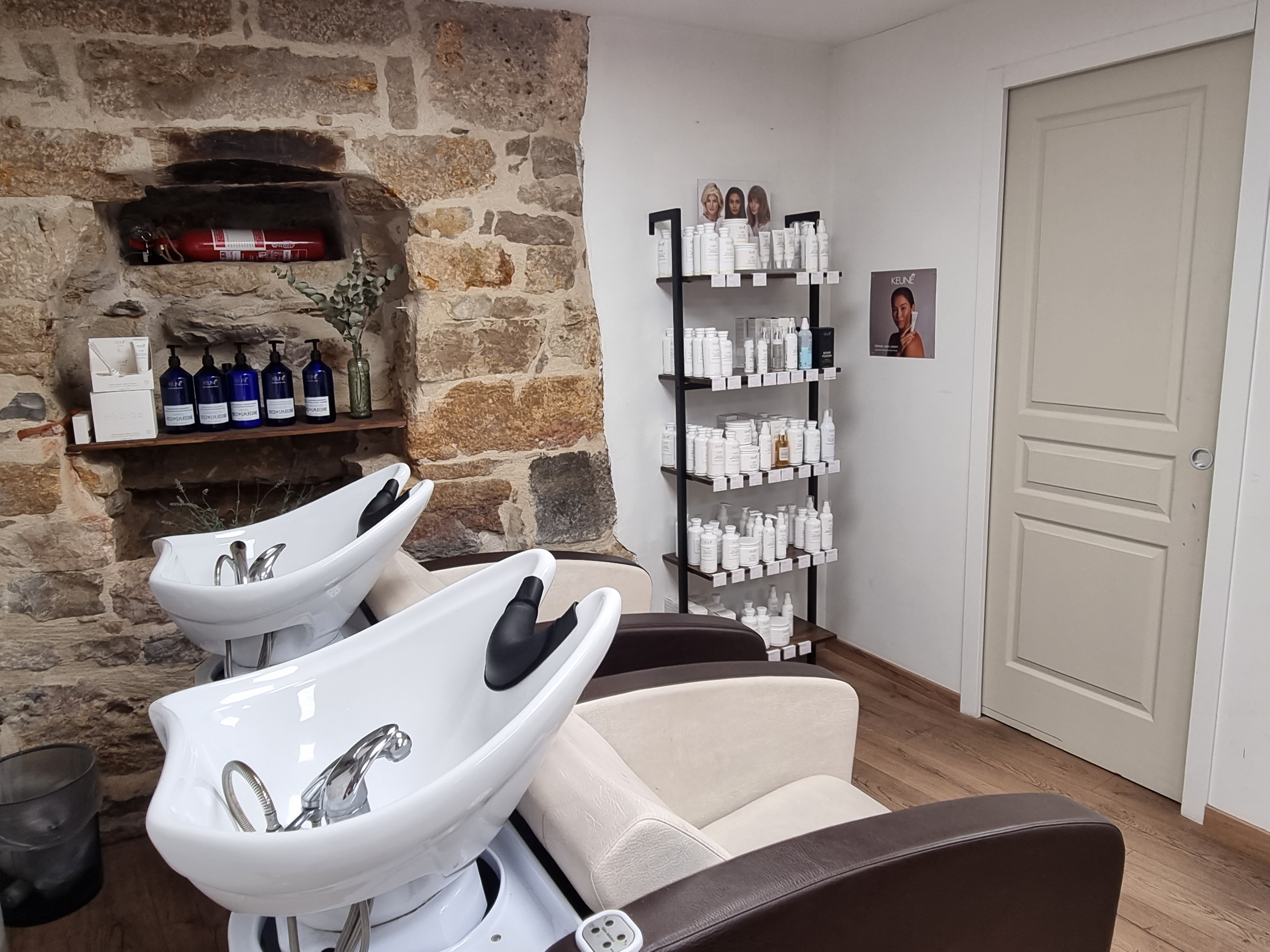 Vend fond de commerce salon de coiffure .
Situé au cœur de Gramat , le salon est mixte et dispose de tous les atouts pour une bonne reprise :
- 4 postes de coiffage et 2 bacs massants dans un espace de 40m2 climatisé .
-local refait à neuf en novembre 2019 .
- clientèle fidèle et flux touristique important 
- loyer de 520€ par mois .
Pour plus d’informations n’hésitez pas à me contacter .