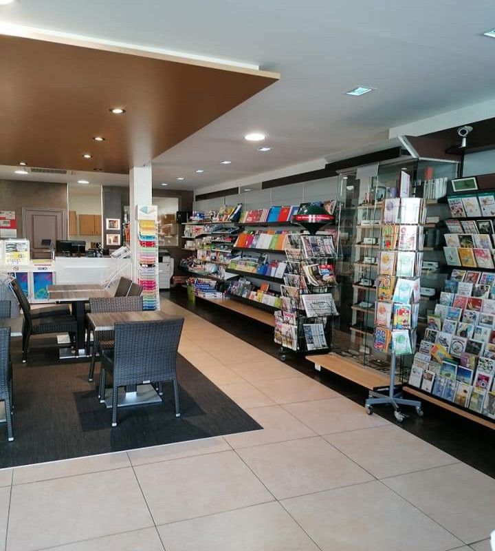 Presse, Papeterie, Librairie, FDJ (grattage, loto, amigo...)carteries, petite pause café(glaces, confiseries, dépôt(pains, pressing)
Commandes scolaires, au c?ur d'une ville  de 4800 habitants.
Surface de vente de 88m2 avec 10 places assises et 8 en terrasse.
Parking à proximité, superbe agencement, aucun travaux à prévoir
Loyer 650?/mois