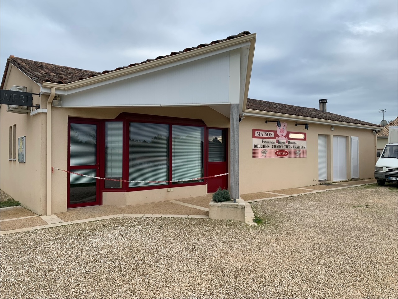 A céder boucherie charcuterie traiteur localisée sur une commune en expansion du Grand Périgueux avec toutes les commodités (école primaire avec une dizaine de classes). Le local est situé sur un axe passager à l'entrée de la commune avec une grande capacité de stationnement. Une pharmacie est située à côté et un projet de pôle commercial est en cours à proximité. L'activité traiteur extérieur est à développer avec une forte demande. La charcuterie est fabriquée à 95%.  La clientèle se compose principalement de particuliers fidélisés. L'effectif comprend une salariée à la vente. L'entreprise est très bien équipée. Le matériel a été renouvelé en grande partie. Les locaux sont aux normes sanitaires et ont fait l'objet de travaux en 2016-2017. Possibilité de location ou d'acquisition des murs. Prix de cession du fonds de commerce 135 000 €.