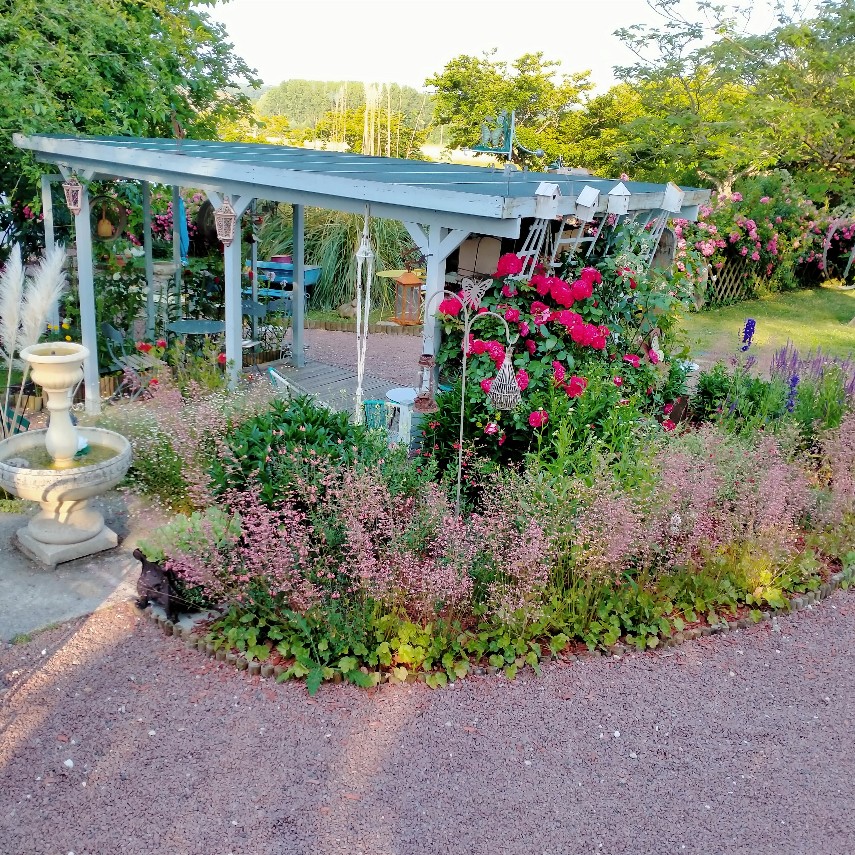 Bonjour,
PRIX EN BAISSE !!
Vend fonds de commerce, guingette restaurant, bar salon de thé, (licence 3,  "possibilité licence 4 disponible mairie en location mensuel" )
(les murs ne sont pas à vendre)
loyer locatif mensuel : 721,27€
charges mensuels (eau , taxe foncière) : 150€
Rosamée est une guingette, bar, restaurant, salon de thé situé dans le village du Coudray Macouard, village labellisé “petite cité de caractère” “village de charme” “village fleuri 3 fleurs” en plein cœur du val de Loire classé par l'Unesco 
et du parc naturel régional “ Loire, Anjou Touraine”.
“Rosamée” est à 10minutes de la ville de Saumur sur la route de
l’abbaye de Fontevraud, château de Brézé, château de Montreuil Bellay etc...
et en plein cœur des vignes du saumurois
Vous serez charmé par ce commerce à la décoration intérieure atypique et
chaleureuse et de son parc arboré aménagé avec beaucoup de goût
ainsi qu’une cuisine aménagée tout inox, WC toilettes aux normes
PMR.
“Rosamée” est un commerce à très fort potentiel de développement, endroit idéal pour guinguette avec soirée concert, bar a vin/bière etc...

Pour tous renseignements complémentaires, premier contact par mail.
Uniquement pour les personnes sérieuses, motivées 

Curieux et agence s’abstenir !