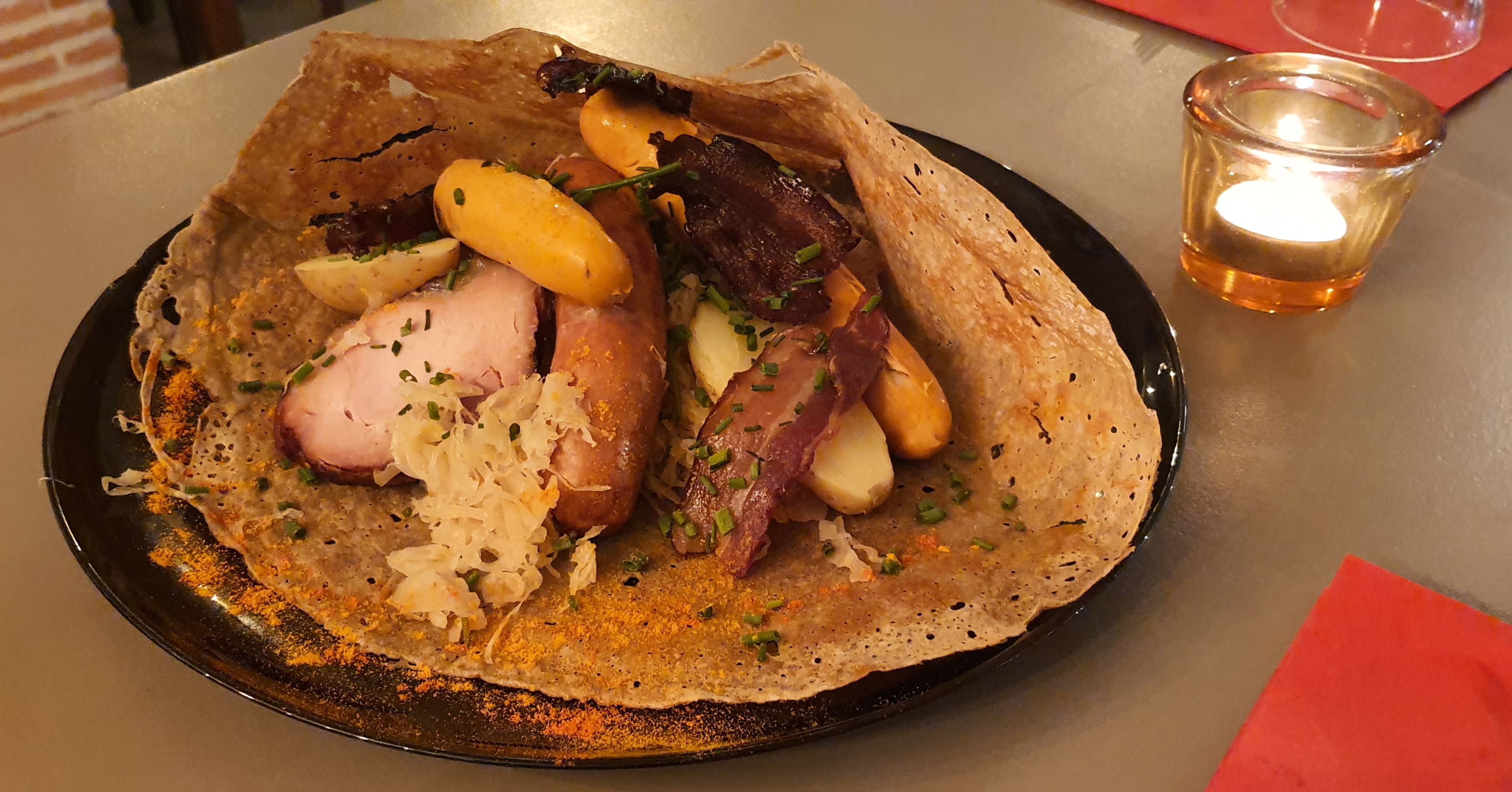 Restaurant Crêperie - 30 Places Intérieure & 30 Places Terrasse - Idéal Jeune Couple 1ere Affaire - beau Potentiel avec le Château de Duras juste en Face - de Nouvelles Idées seront les bienvenus n'hésitez pas, moi je prépare ma Doucement ma Sortie ( Retraite ). Éric.