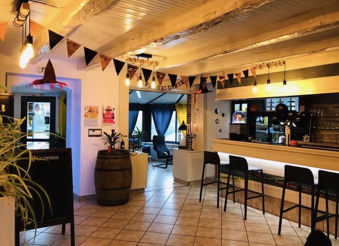 Bonjour 
Nous vendons notre commerce suite à un arrêt de la profession !
Très beau commerce au cœur de broceliande où il y a plus cas paisse ses meubles car les rénovations sont faites intérieur et extérieur egalement.
Pas de fond de commerce à acheter car il existe plus juste les mure à acheter et lancer sont commerce .
Capacité 60 couverts à l’intérieur 20 sur la terrasse.
Au-dessus du Restaurant avec accès intérieur et extérieur, il y a un appartement de 80 m², deux chambres grande pièce à vivre, salle de bain à part toilette à part plus grenier.
Plus de photos, plus de renseignements me contacter. Merci