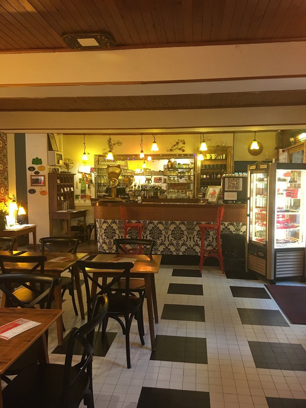 BAR – HOTEL*** – RESTAURANT SALON DE THE CHOCOLAT
Vente des murs : 490 000 € - Vente du fonds : 200 000 € 

Gros potentiel ! Premier hôtel du bord du lac (année 1880 environ).  Parc privatif de 2 ha boisé, étang, puit, rivière et proximité immédiate du site classé du barrage et du lac

Les Grillons du Morvan sont situés en bordure de la D193, axe fréquenté qui dessert la rive droite (route rive Reine du lac) du lac des Settons (300 000 visiteurs / an estimés), à moins de 5 mn du village de Montsauche-Les Settons (541 habitants) qui dispose d’une offre commerciale et artisanale de première nécessité (boulangerie, épicerie, coiffeur, station-service 7/7, pharmacie, école, collège, banque). 

L’établissement est au cœur du territoire des Grands Lacs du Morvan, destination touristique du Parc du Morvan, à moins de 3H des régions parisienne et lyonnaise. Il est situé en aval du barrage du lac des Settons sites classés qui attirent une fréquentation importante, à proximité immédiate du chemin de ronde.

Bar, restaurant, hôtel***, salon de thé & chocolat. 
Accueil équestre : 3 paddocks, sellerie. Parking privatif de 725 m² (30/35 voitures).

Ouverture de mars à mi-novembre. Etablissement hôtel classé 3* Changement de catégorie en 2015 : très petit établissement. A titre indicatif : cuisine 2 pers (chef + aide cuisine), salle 2 pers, chambres 2 pers + saisonniers. Pas de salarié en hors saison. 

Hôtel : 14 chambres (30 couchages) avec douche (dont 1 bain balnéo), wc, lavabo. Une chambre accessible aux personnes à mobilité réduite. 
Restaurant : Salle de restaurant, dont une véranda (30) avec vue sur le parc, capacité totale de 50 couverts. Salle Salon de thé-bar avec cheminée (12 personnes)
Cuisine et plonge professionnelle en très bon état. 1 chambre froide (2 ans), 1 plan de travail froid négatif, four à air pulsé avec humidité.
Lingerie et laverie avec 2 machines à laver et 2 sèches linge. 4 caves sous toute la surface du bâtiment.
Appartement privé : au 1er étage (3 chambres dont 1 pour adulte avec SDB et 2 chambres enfants, 1 SDB, coin repas avec cuisinette), garage 90 m².
Bureau : 2 pièces.
Chaudière fioul, chauffage central + eau chaude (500 l), cheminée double foyers et poêle à bois. Isolation thermique (double vitrage)

Locaux fonctionnels de suite. Depuis la reprise, le gérant a investi dans son outil de travail (portes coupe feu, désemfumage, alarme incendie, chambres…) à hauteur de 300 000 € pour répondre aux normes en vigueur et aux exigences de la clientèle. Matériel récent et entretenu.

Clientèle FR à 80%, clientèle NL et B : 12%, autre : 8%. Accueil de clubs voiture, moto, cavaliers. Seul hôtel du lac des Settons.