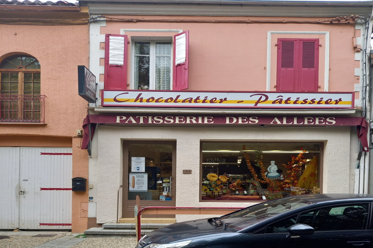Bientôt à la retraite, Mme 65ans et Mr 75 ans , nous espérons vendre le commerce avant cessation  d'activité, pour une retraite bien méritée, car 20 ans de boutique dans les pâtes ça use les souliers.
La Pâtisserie des Allées réputée pour ses pâtisseries succulentes et ses chocolats à en faire pâlir Willy Wonka, est proche de ses clients. 
Possibilité de développement: boulangerie, snacking.

La vente comprend le commerce, le labo, et le grand logement, proche de toutes commodités.
Prix : 65 000?. Il est reste 6 ans de bail.

La boutique est située sur les allées au rez-de-chaussée, avec wc, d'une surface de 80m² avec vitrine.
Suivie d'une vaste pièce à vivre et de la cuisine. Le laboratoire se trouve en suivant, tout équipé et d'une surface de 90m². Réserve et koma à côté du garage.

A l'étage, vous trouverez un bureau, 4 chambres de tailles différentes, ainsi que la salle de bain ,les wc et un dressing.

Pour plus d'informations, n'hésitez pas à nous contacter, ou à venir nous rendre visite.
Des photos supplémentaires et documents liées au commerce sont disponibles en privé également pour intéressés.

A bientôt,
Joëlle et Gérard.