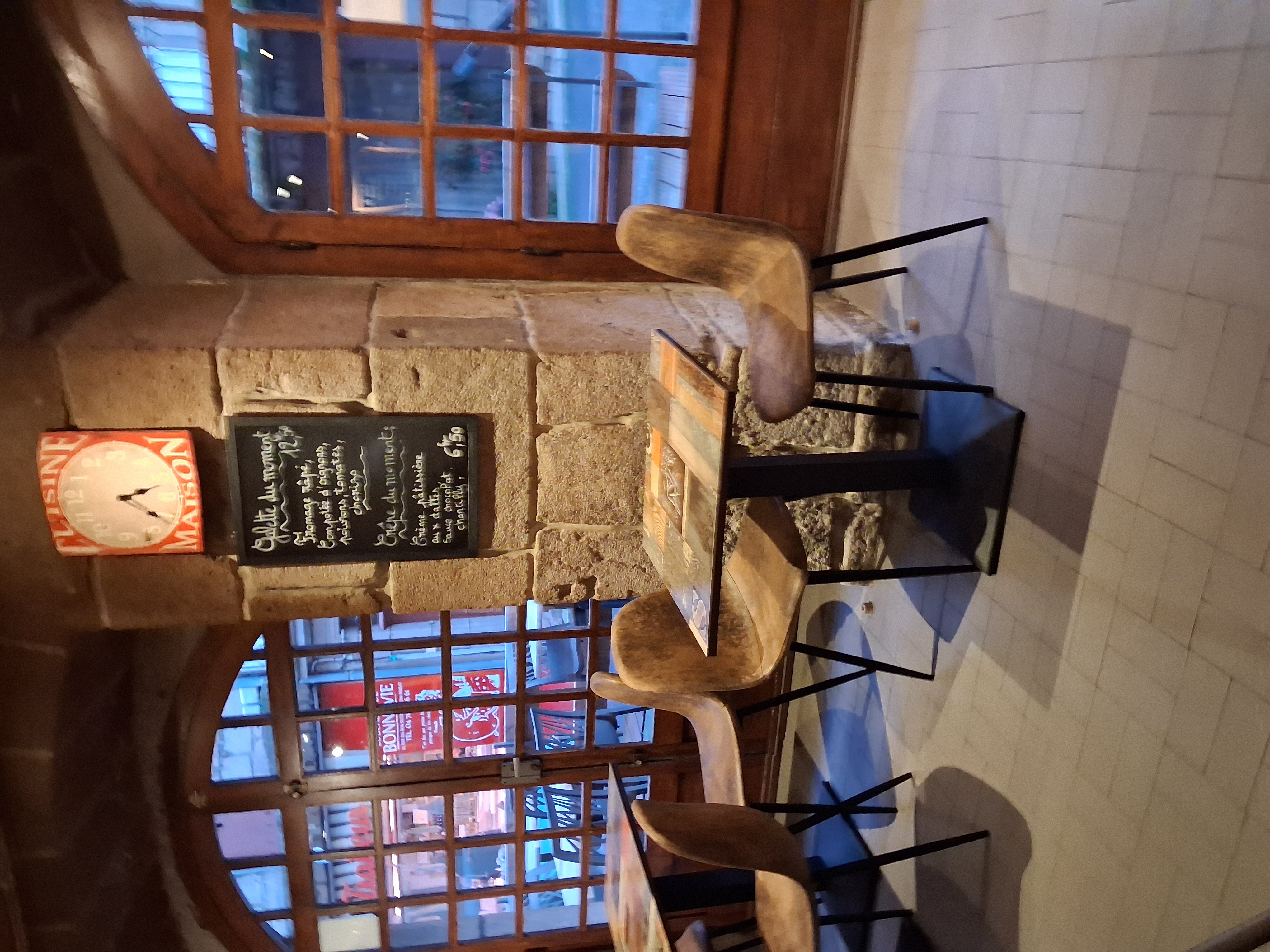 À VENDRE – Fonds de commerce , cause départ en retraite 
Bar / Restaurant exploité en Crêperie – Murat (Cantal)
Belle opportunité de reprise au cœur de Murat (15300), charmante Petite Cité de Caractère située au pied des Monts du Cantal.
Établissement de bar et restaurant exploité en crêperie, bénéficiant d'une excellente réputation et d'une clientèle fidèle, locale, touristique et de passage. Son cadre chaleureux et convivial en fait une adresse appréciée.
Caractéristiques
Licence IV
Salle de restaurant de 26 places assises
Deux terrasses :
une terrasse de 12 places
une terrasse de 18 places
Capacité totale : 56 places
Cuisine équipée et matériel d'exploitation
Établissement clé en main, prêt à être exploité
Fort potentiel de développement
Cette affaire conviendra parfaitement à un couple ou à des professionnels souhaitant reprendre un établissement reconnu et poursuivre son développement dans un environnement agréable.
Plus de photos sur demande.
Pour tout renseignement complémentaire ou organiser une visite, merci de nous contacter.