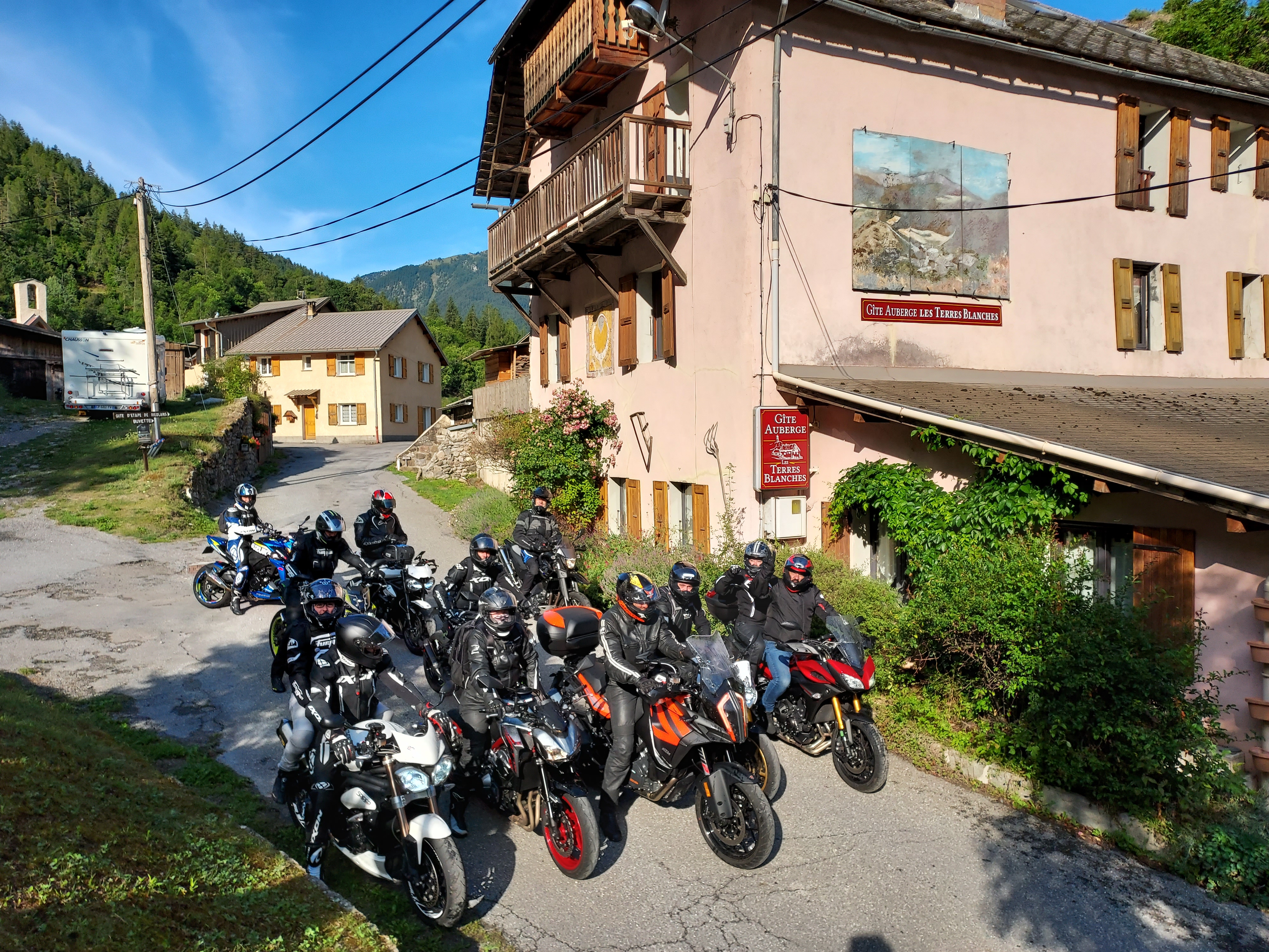 Je vous propose cette maison de 440 m² construite en 1783, située à Méolans-Revel.
Cette maison de 3 étages comprend 15 pièces dont 10 chambres et leur salle de bain., d'un appartement de 4 chambres dont 1 avec douche + 1 salle de bain et 1 WC (appartement des propriétaires).

Elle dispose d'une cuisine semi-professionnelle et d'un chauffage au sol dans la salle à manger.
- Bon état général
- Terrasse et jardin de 600 m²
- 2 places de parking privé plus accès parking pour clientèle
- Bâtiment classé, avec dépendance (chalet 19 m2 avec mezzanine)
La maison est orientée sud-est, dans un environnement calme et verdoyant.
Actuellement exploitée en gîte auberge capacité 26 couchages possibilité plus.
Chauffage au gaz. DPE vierge
Une opportunité à ne pas manquer ! Contactez-moi pour plus d'informations ou pour organiser une visite.