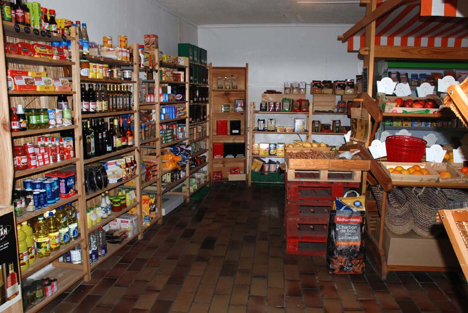 Fond de commerce: Epicerie du centre du village de 2500 habitants + gros passage (8000/j).
Epicerie, fruits et légumes, produits locaux, espace cave et fromage à la coupe. 70m², loyer 530ht/mois