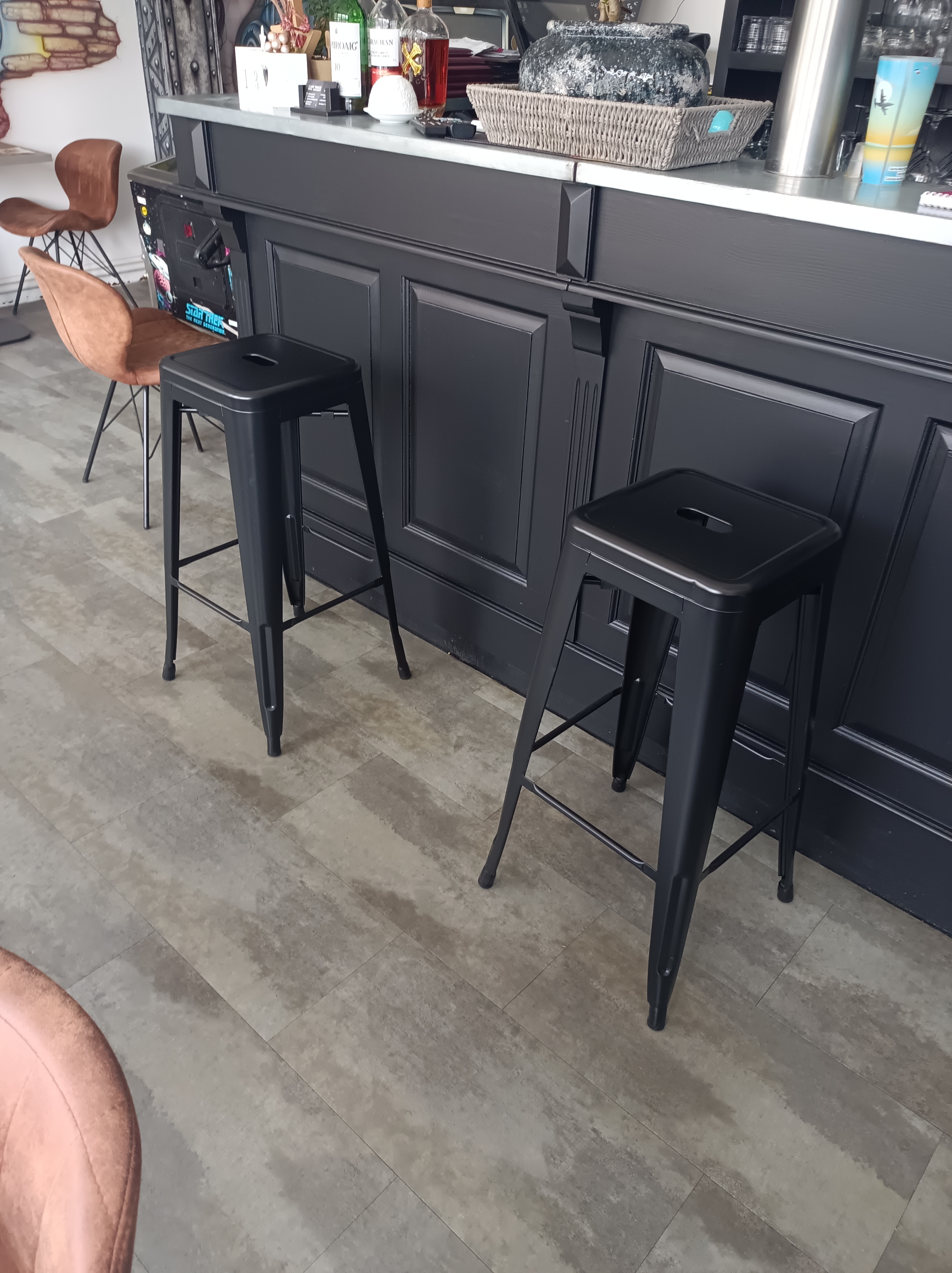 A SAISIR
FONDS DE COMMERCE HOTEL-RESTAURANT avec licence IV situé dans un emplacement stratégique au coeur de Cassel, élu village préféré des français, cet établissement hôtel-restaurant bénéficie d'une excellente visibilité et d'une clientèle fidèle, composé à la fois de touristes et de professionnels
Cet hôtel sur trois étages est composé de six chambres rénovées, entièrement équipées et bien entretenues
Le restaurant a une capacité de 36 couverts, avec possibilité d'une terrasse extérieure en accord avec la mairie.
Au dernier étage, vous trouverez un grand appartement d'environ 80m².
Équipements : chauffage central au fuel, cumulus 300l, réserve, chambre froide,
Le loyer mensuel est d'environ 2500 euros.