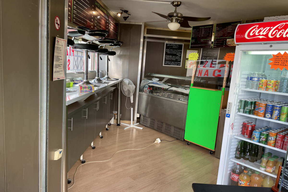 À vendre fond de commerce 
Pizzeria,snack,sandwicherie,pâte,panini.
idéalement située en c?ur de ville.
La pizzeria se trouve au abord de la place de Neuville de Poitou, très grand parking.
Actuellement : Fermeture le dimanche midi et le lundi, mardi,ouvert le dimanche soir.
Horaires d?ouverture  de 10h à 14h et de 17h30 à 22h.
Une moyenne de 50 pizzas / jour + salades, sandwichs,pâte,panini.
Idéal pour couples.
Aucun achat de matériel à prévoir.
Affaire prête a travailler.
Four électrique 6x35 large qui a moins d?un an 
Machine a panini Buffalo qui a moins d?un an 
1 saladette vitrée inox 3 portes 
1 saladette inox avec plan de travail 3 portes 
1 frigo inox  2 portes avec plan de travail qui a moins d?un an 
1 frigo inox  3 portes 
1 vitrine positive inox vitrée 
1 vitrine à boisson coca cola 
Dans la cuisine : plan de travail inox,congélateur coffre, frigo américain avec une partie congélateur 
1 comptoir mange debout 4 tabouret haut.
Possibilité de développer la livraison à domicile.
1 toilette 
Possibilité de louer l?appartement au dessus de la pizzeria que nous occupons.
Si vous êtes intéressés, n'hésitez pas à nous contacter au
0973596601 ou au 0621853803