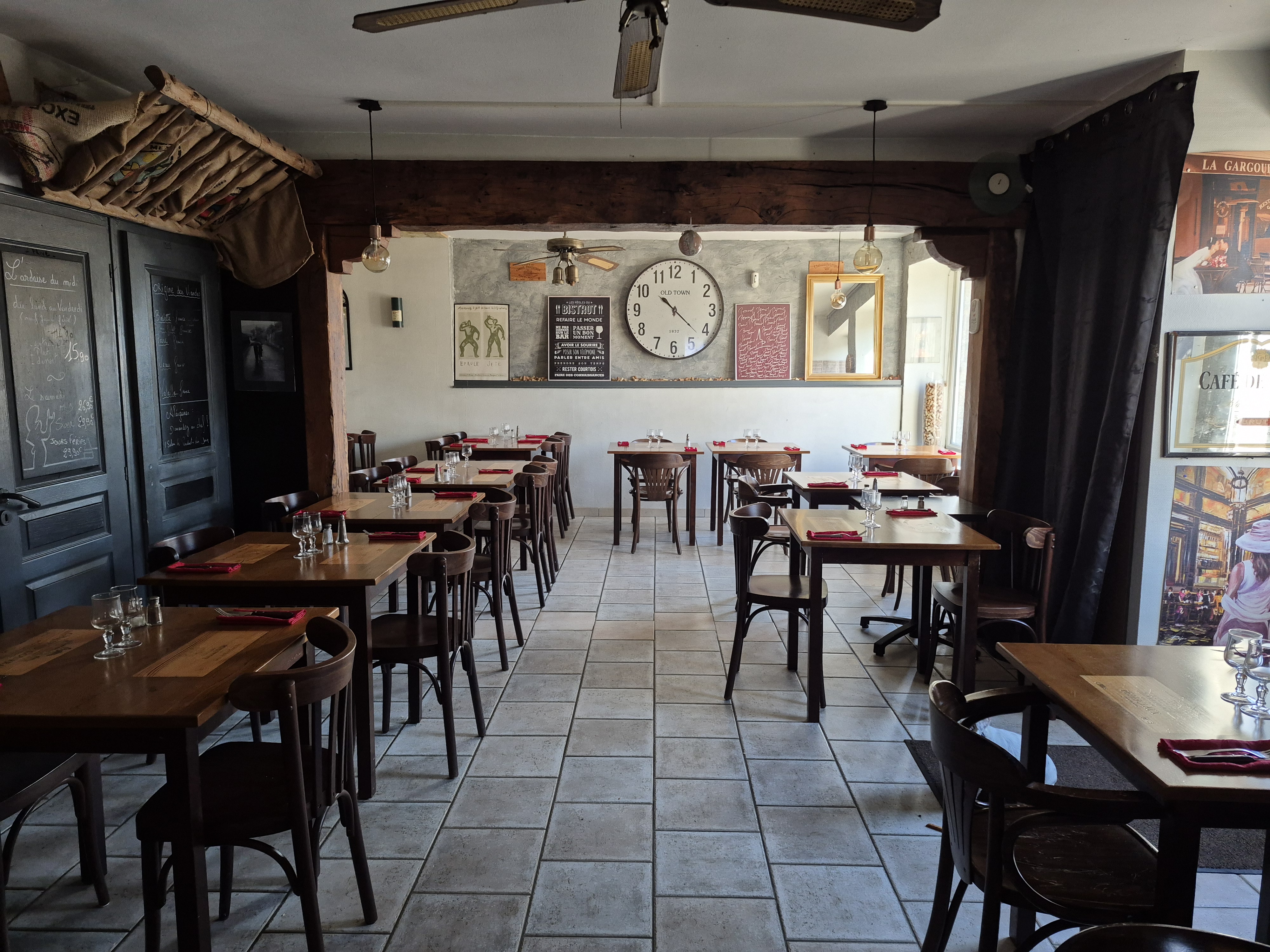 Achat fonds de commerce
53370 Saint-Pierre-des-Nids
70 000 €
Honoraires à la charge du vendeur

Descriptif de ce fonds de commerce à vendre
A VENDRE FONDS DE COMMERCE - RESTAURANT/BAR.
Situé en plein cœur de Saint-Pierre-Des-Nids, ce restaurant- bar bénéficie d'un emplacement stratégique, à proximité des plus beaux villages des Alpes Mancelles. Il profite d'une belle visibilité renforcé par la présence de 17 associations locales qui dynamisent la vie du village.

UN RESTAURANT SANS CONCURRENCE DIRECTE : cette affaire est unique sur son secteur offrant une opportunité pour un repreneur souhaitant exploiter pleinement son potentiel.

UNE SURFACE IDÉALE ET BIEN AGENCÉE : le restaurant dispose d'une surface de 80 m2, parfaitement optimisée pour offrir un cadre chaleureux et convivial aux clients.

UNE BELLE CAPACITÉ D'ACCUEIL : 42 couverts en salle et 30 couverts en terrasse, l'établissement permet d'accueillir une clientèle variée.

MATÉRIEL ET ÉQUIPEMENTS INCLUS : l'ensemble du matériel professionnel nécessaire à l'exploitation à une valeur totale de 48 160 euros. L'acquéreur pourra ainsi démarrer son activité sans investissement supplémentaire en équipement.

Actuellement, le restaurant est ouvert le midi du lundi au samedi ainsi que le samedi soir. Un loyer mensuel de 518.25 euros TTC.

L'établissement n'est lié à aucun contrat avec des fournisseurs de bières et de cafés, laissant une totale liberté de choix au futur exploitant.

Affaire prête à l'emploi, idéale pour un couple ou un entrepreneur passionné, contactez moi !

Prix du bien : 70 000,00 €
Les honoraires d'agence sont à la charge du vendeur.